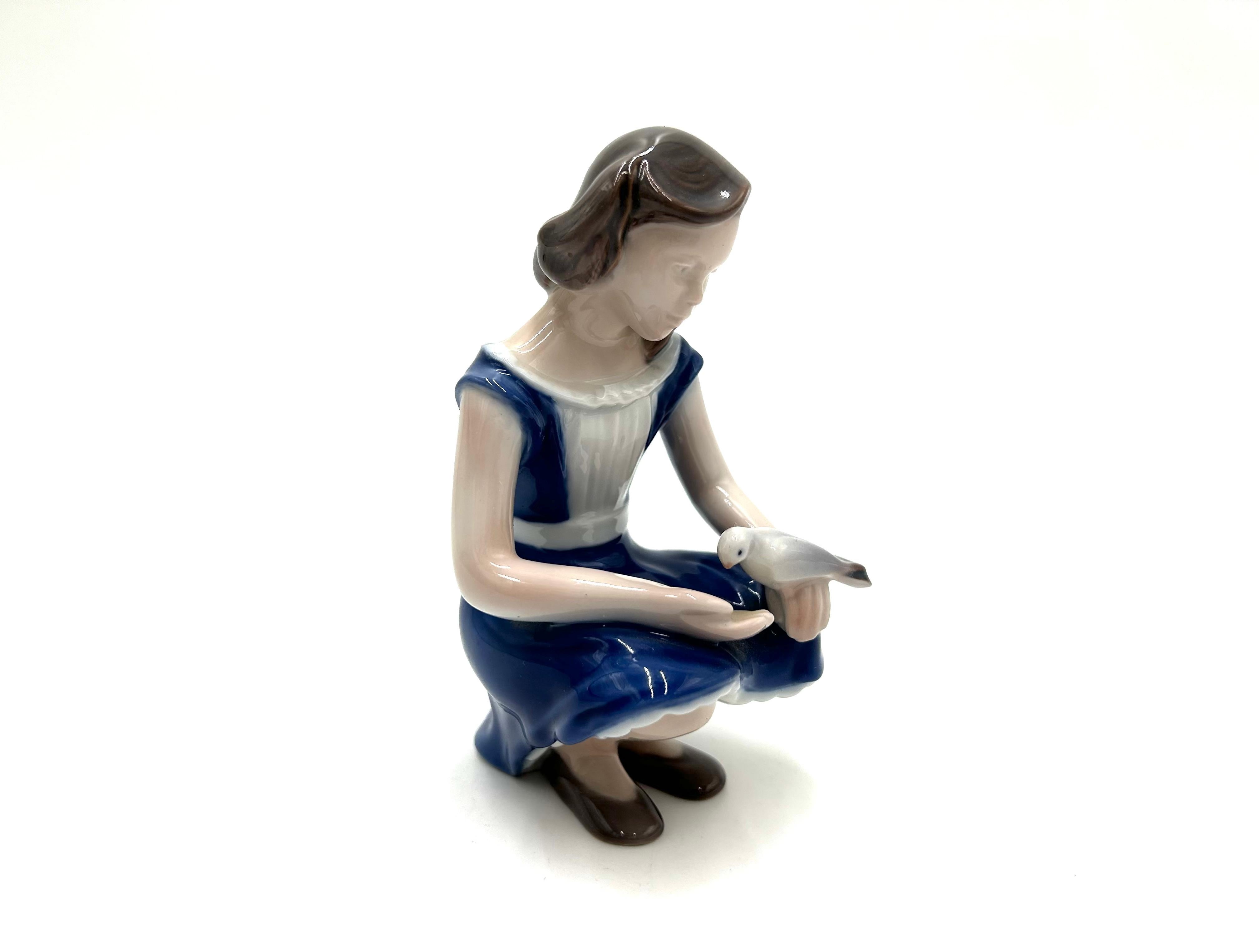 Porcelain figurine of a girl with a bird

Produced by the Danish manufactory Bing & Grondahl

The mark is used in the 1960s.

Very good condition without damage

height: 13cm

width: 8cm

depth: 8cm.