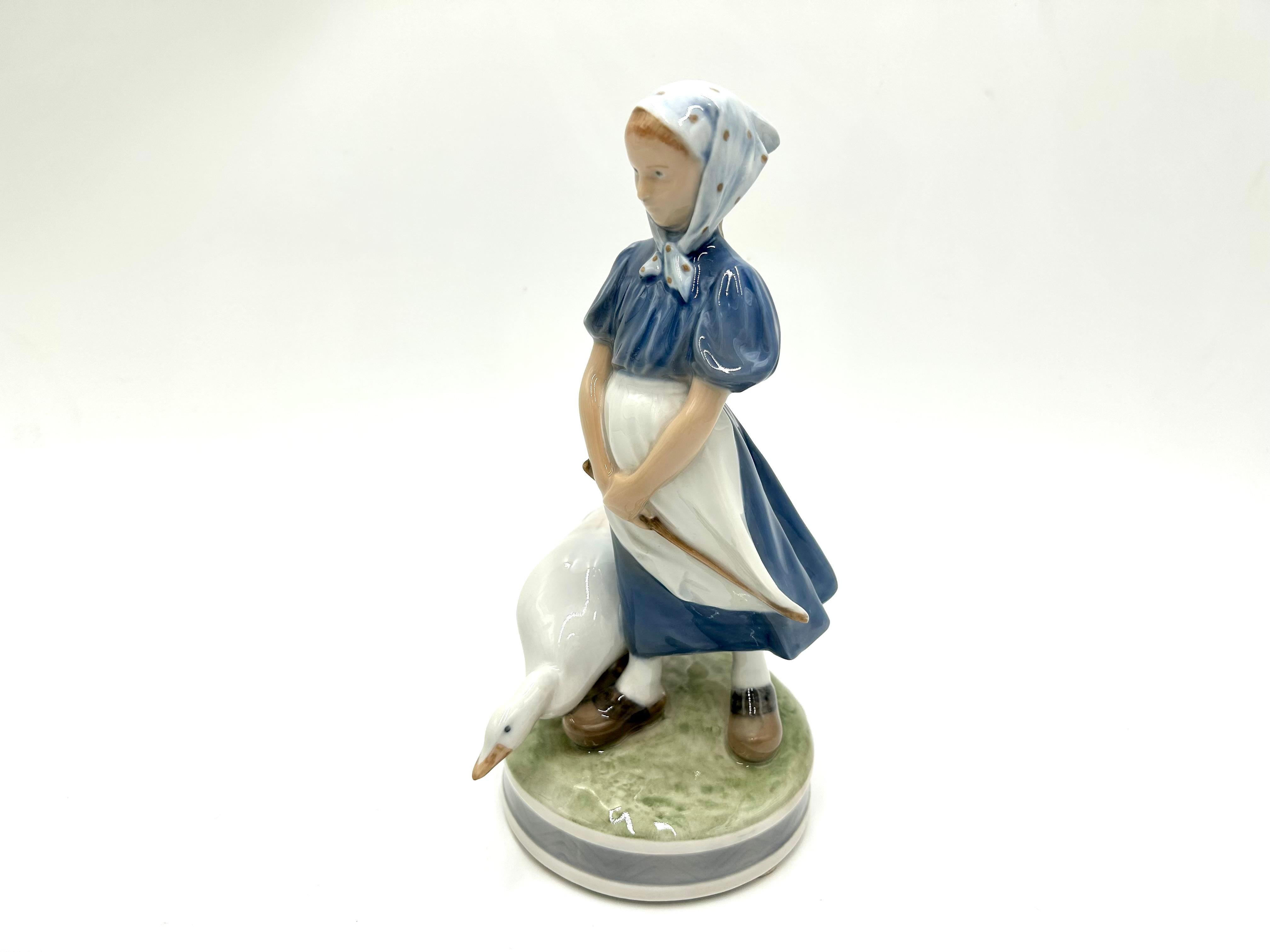 Porcelain figurine of a girl with a goose.
Produced by the Danish manufacture Royal Copenhagen
Signature uses 1969-1973.
Very good condition without damage
Measures: Height: 26cm
Diameter: 10cm.