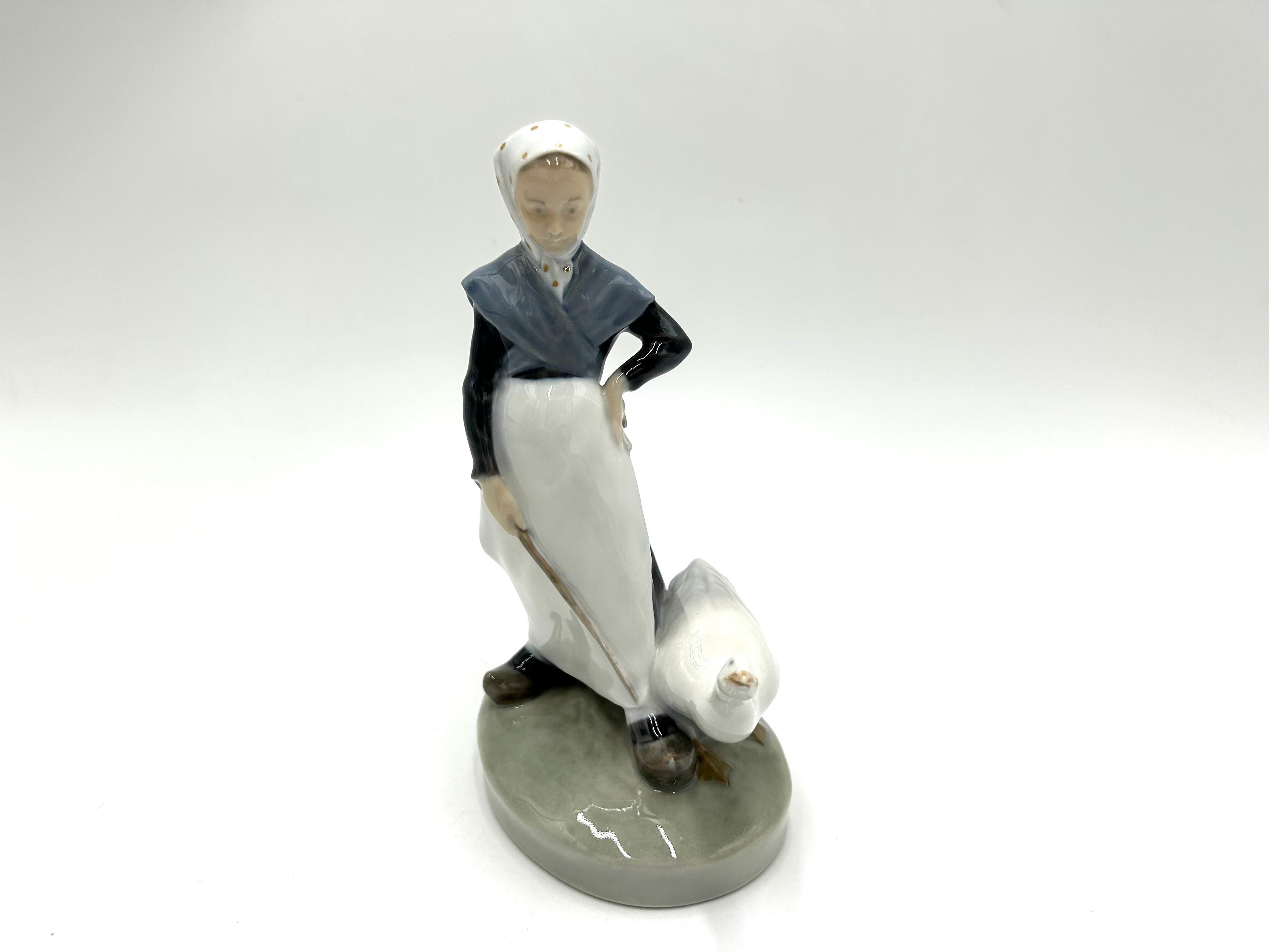 Porzellanfigur eines Mädchens mit einer Gans
Produziert von der dänischen Manufaktur Royal Copenhagen
Die Marke wird 1961 verwendet.
Sehr guter Zustand ohne Schäden
Höhe: 19cm
Breite: 10cm
Tiefe: 8 cm