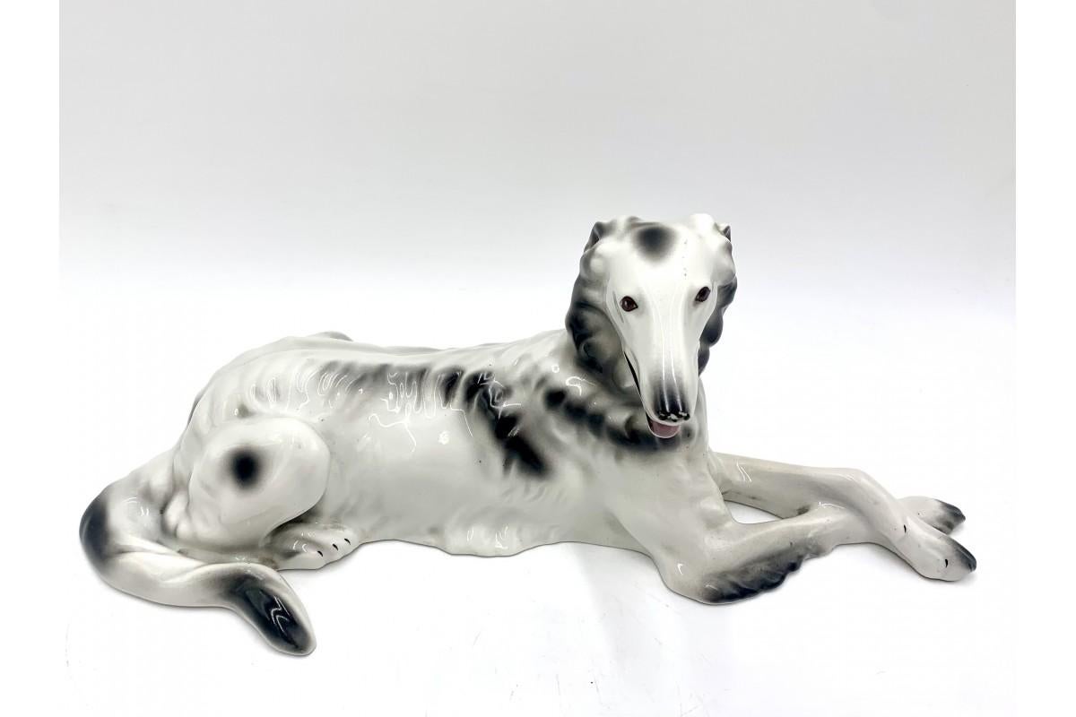 Porcelain figurine of a dog - greyhound of the Russian borzoja

Produced by Bogucie in the 60s of the twentieth century.

Very good condition, no damage.

Measures: Height 14cm, width 37cm, depth 12cm.