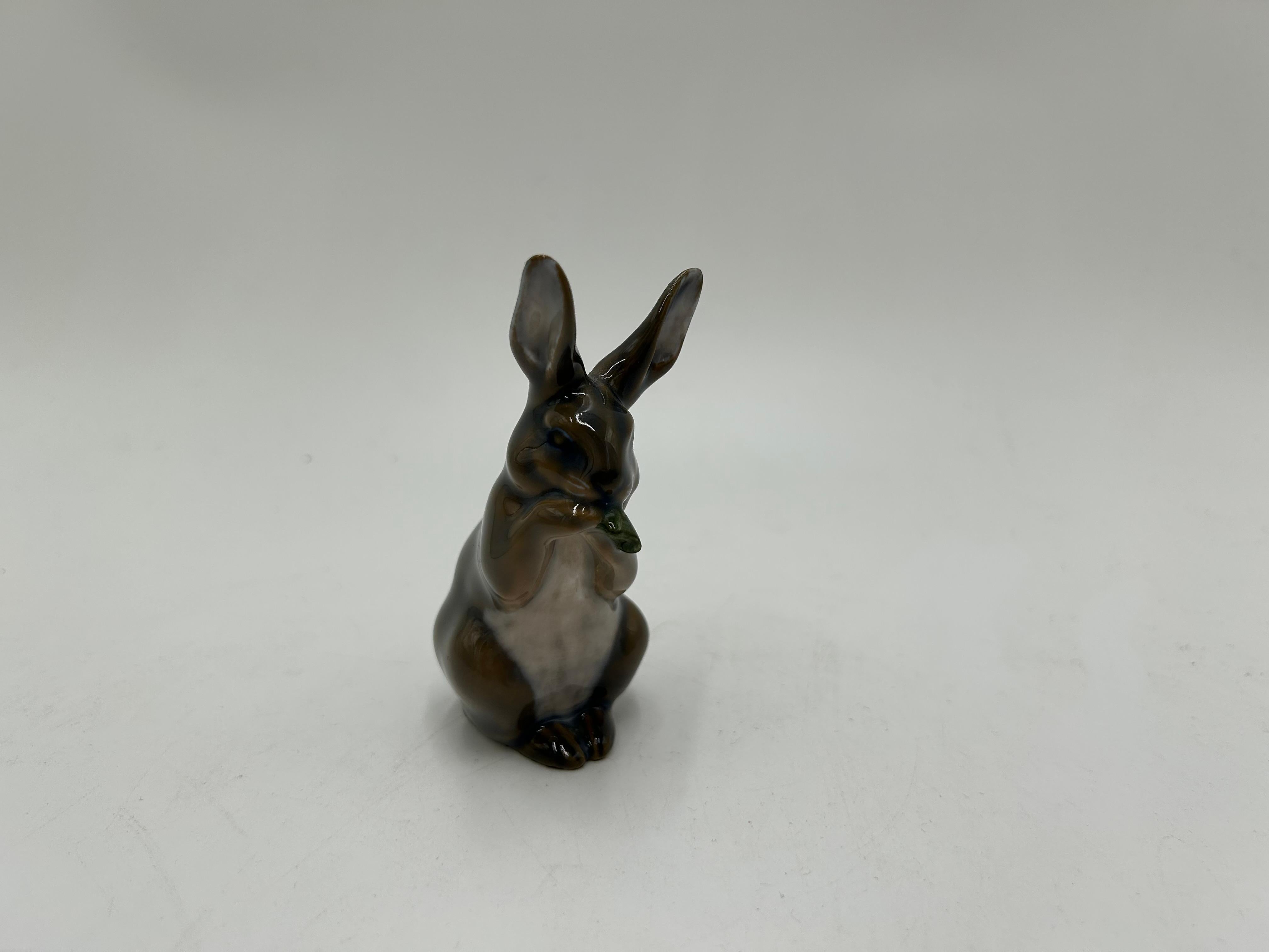 Porcelain hare figurine model #1019
Produced by the Danish manufacture Royal Copenhagen
Mark used in the 1960s.
Very good condition, no damage
Measures: height: 9cm
width: 4cm
depth: 4cm.