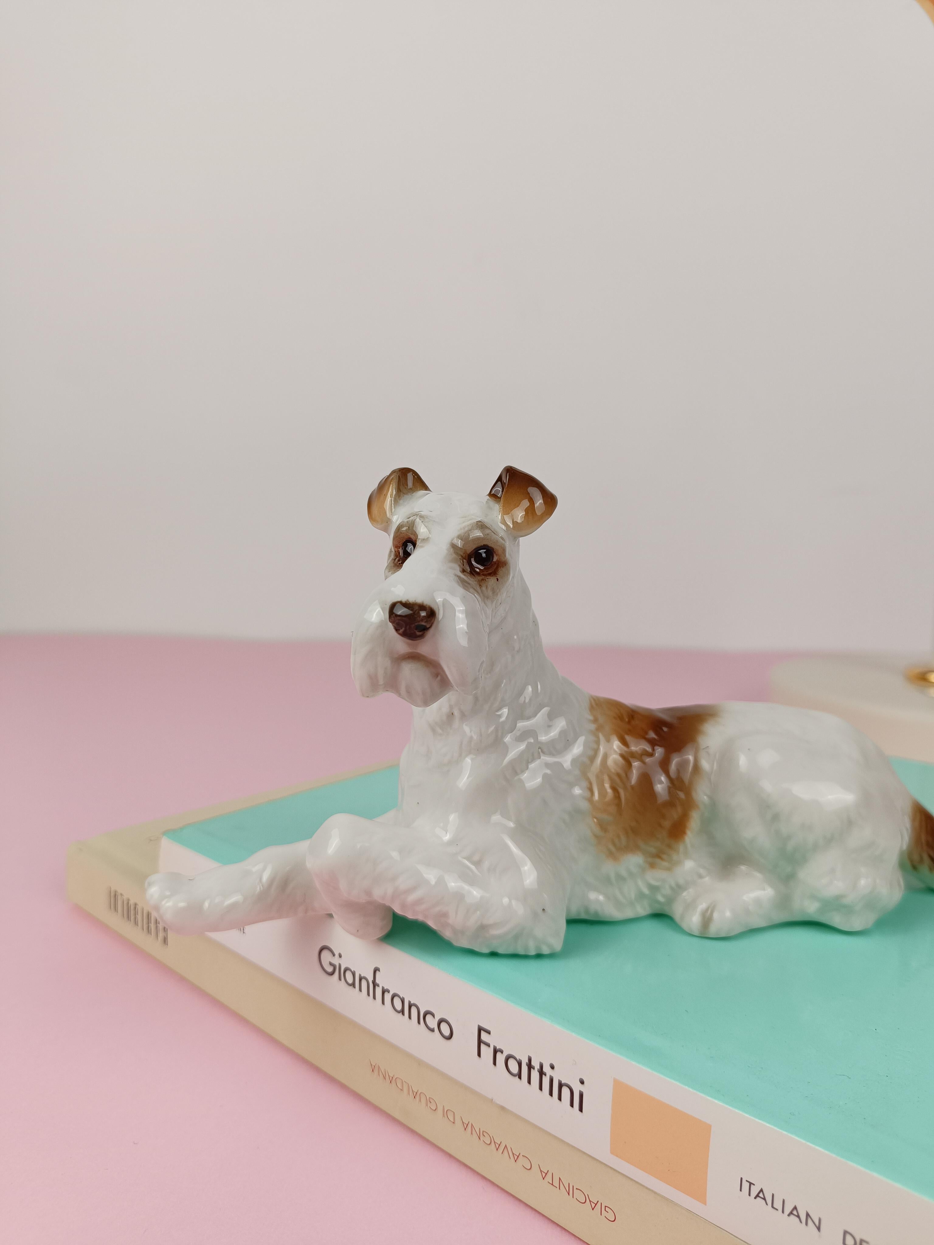 Mid-Century moderno Statuetta in porcellana a forma di Wire Fox Terrier di Hutschenreuter Porcelain anni '50 in vendita