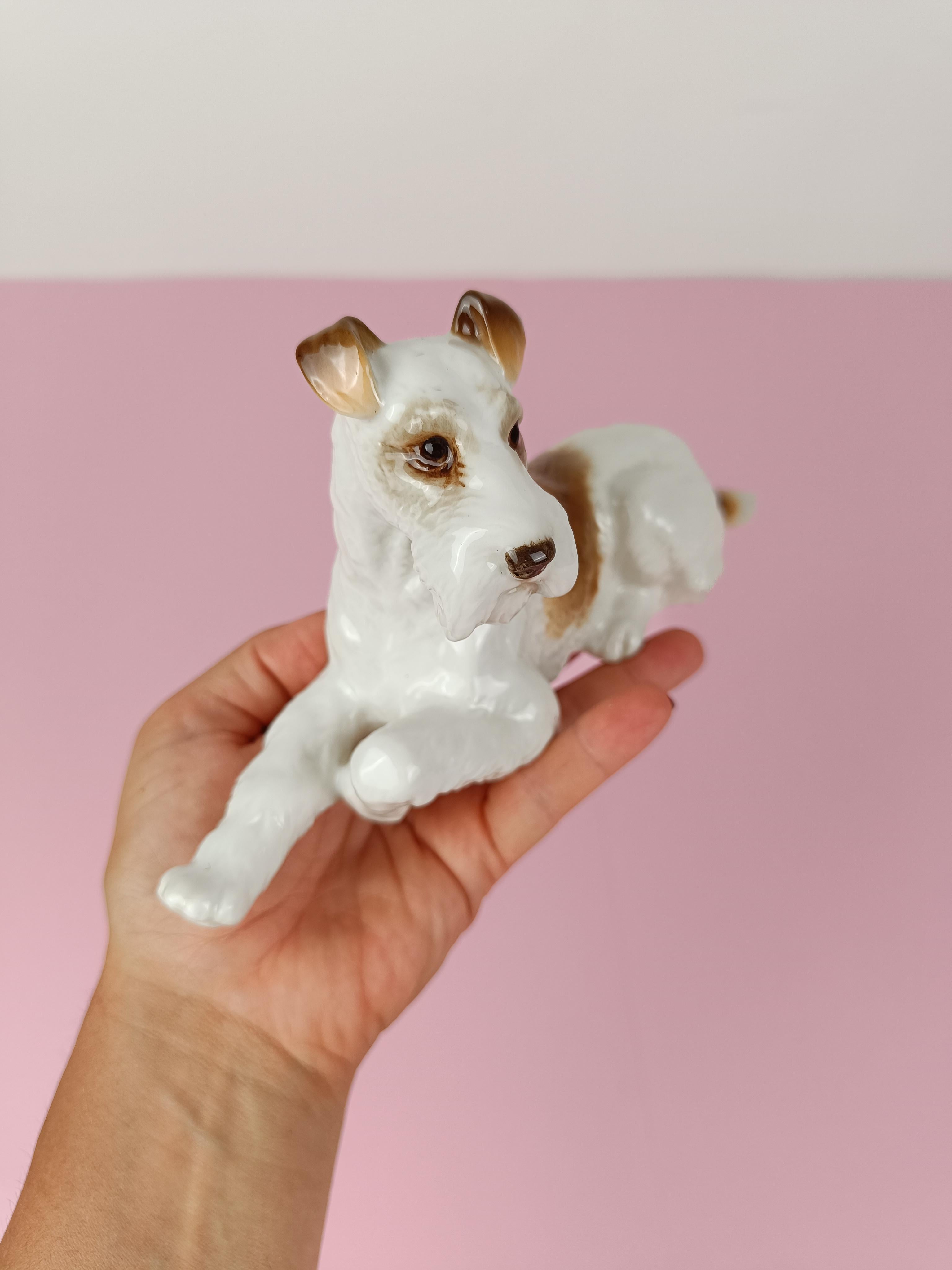 Dipinto a mano Statuetta in porcellana a forma di Wire Fox Terrier di Hutschenreuter Porcelain anni '50 in vendita