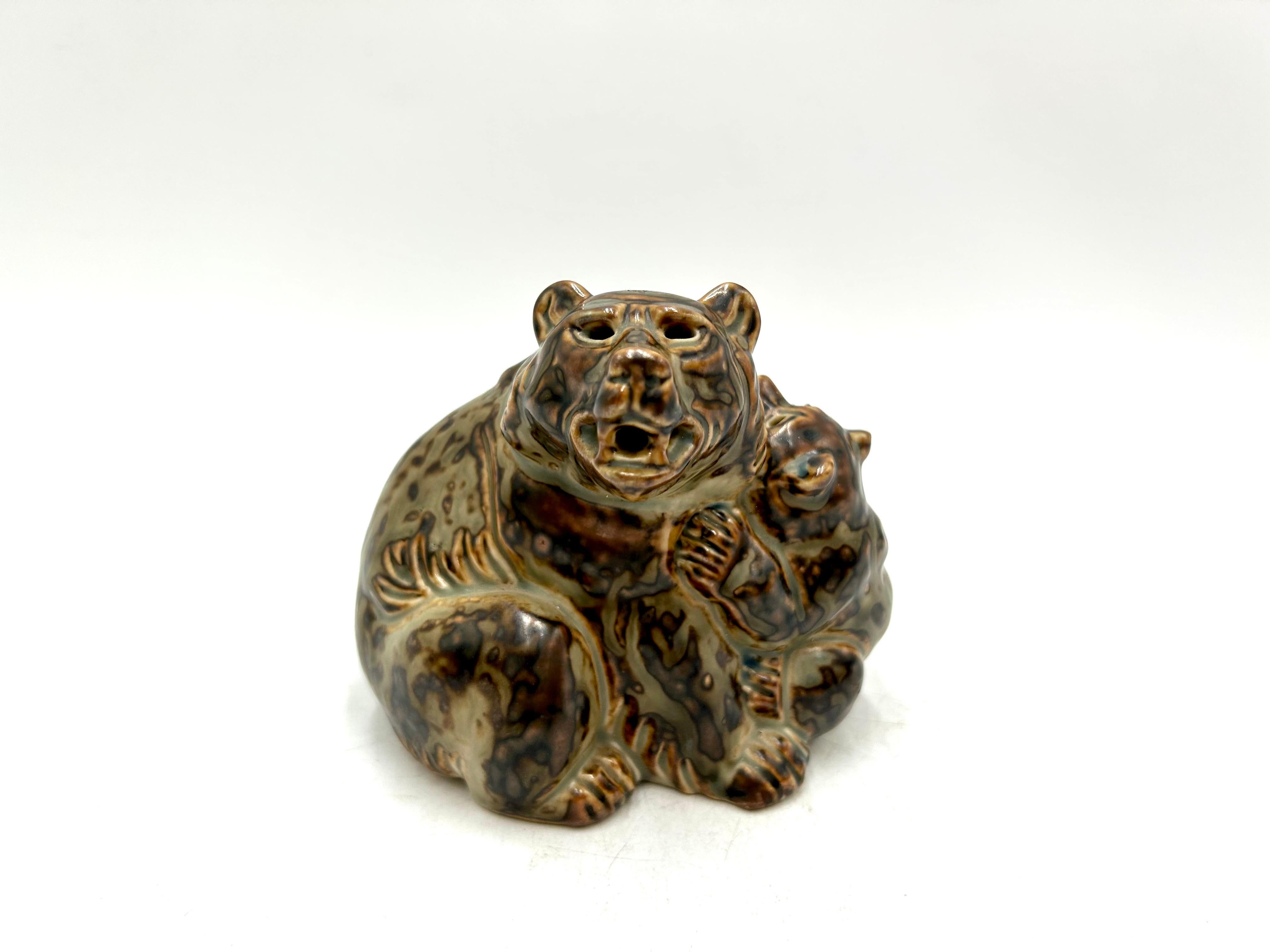 Porcelain figurine of a bear with cub, designed by Knud Kyhn for Royal Copenhagen.

Produced in 1960. Very good condition, no damage.

Measures: height 11cm, width 11cm, depth 8cm.