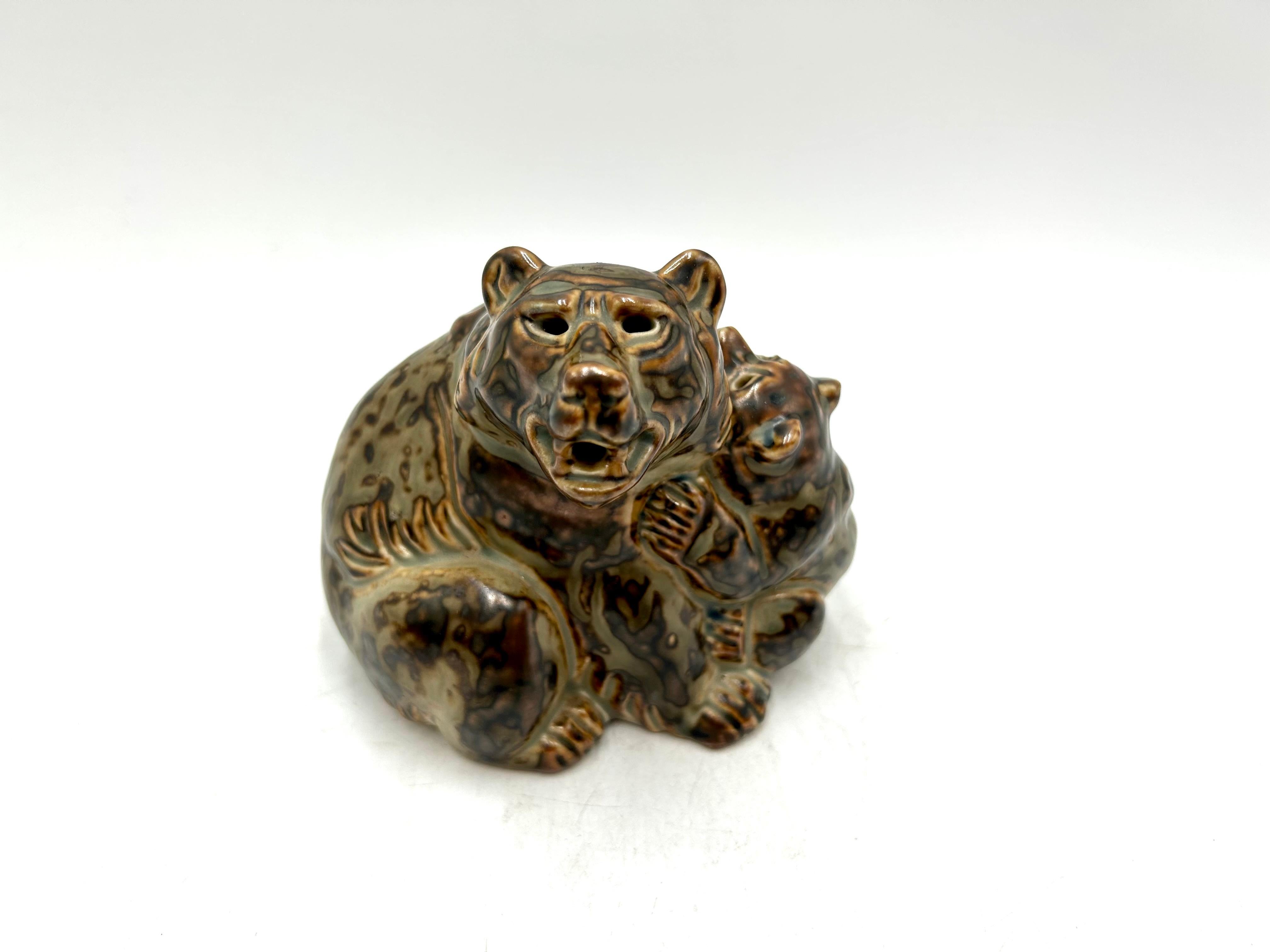 Scandinave moderne Figurine en porcelaine d'un ours avec un cube, conçue par Knud Kyhn, Royal Copenhagen en vente