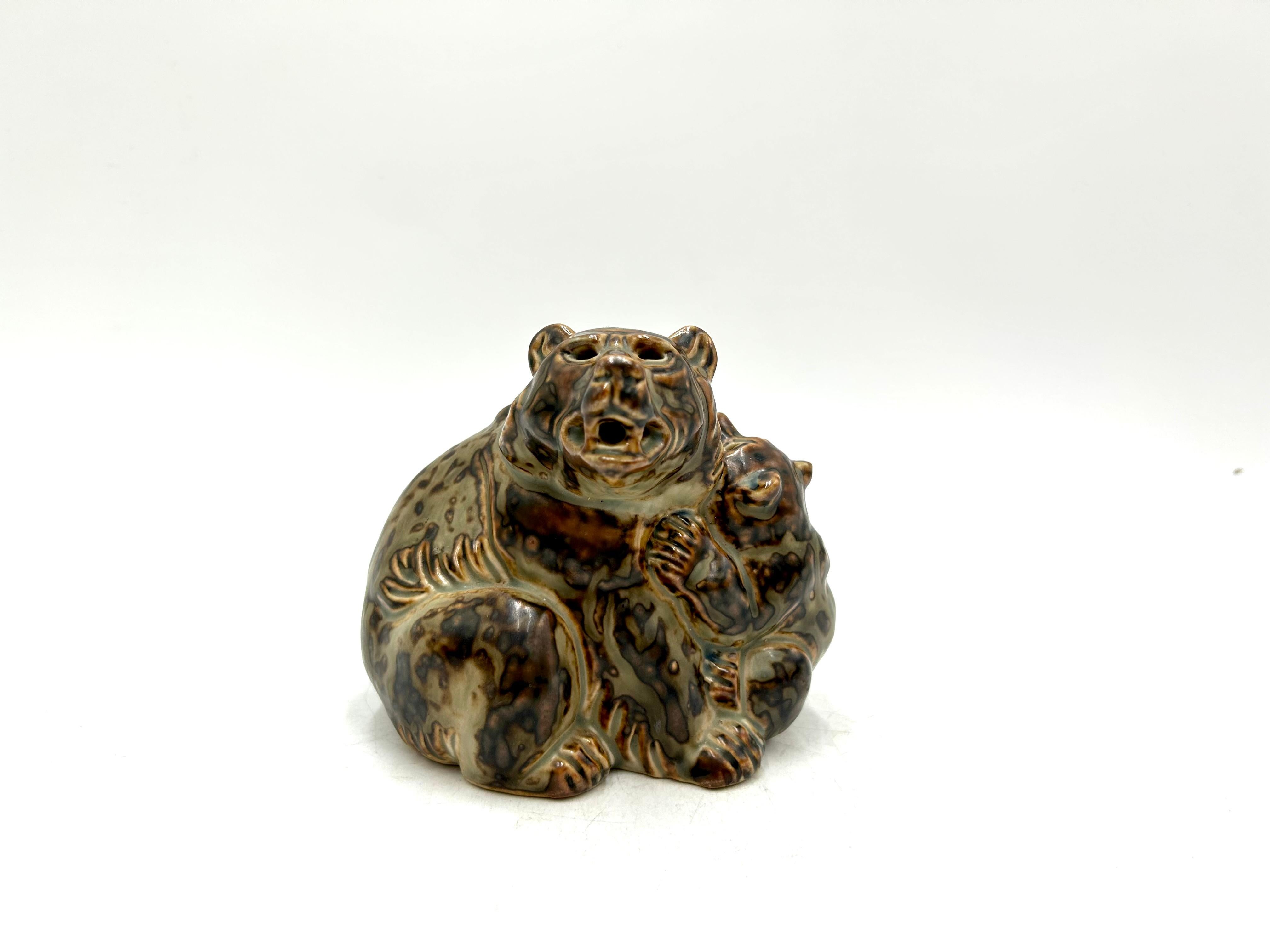 Danois Figurine en porcelaine d'un ours avec un cube, conçue par Knud Kyhn, Royal Copenhagen en vente