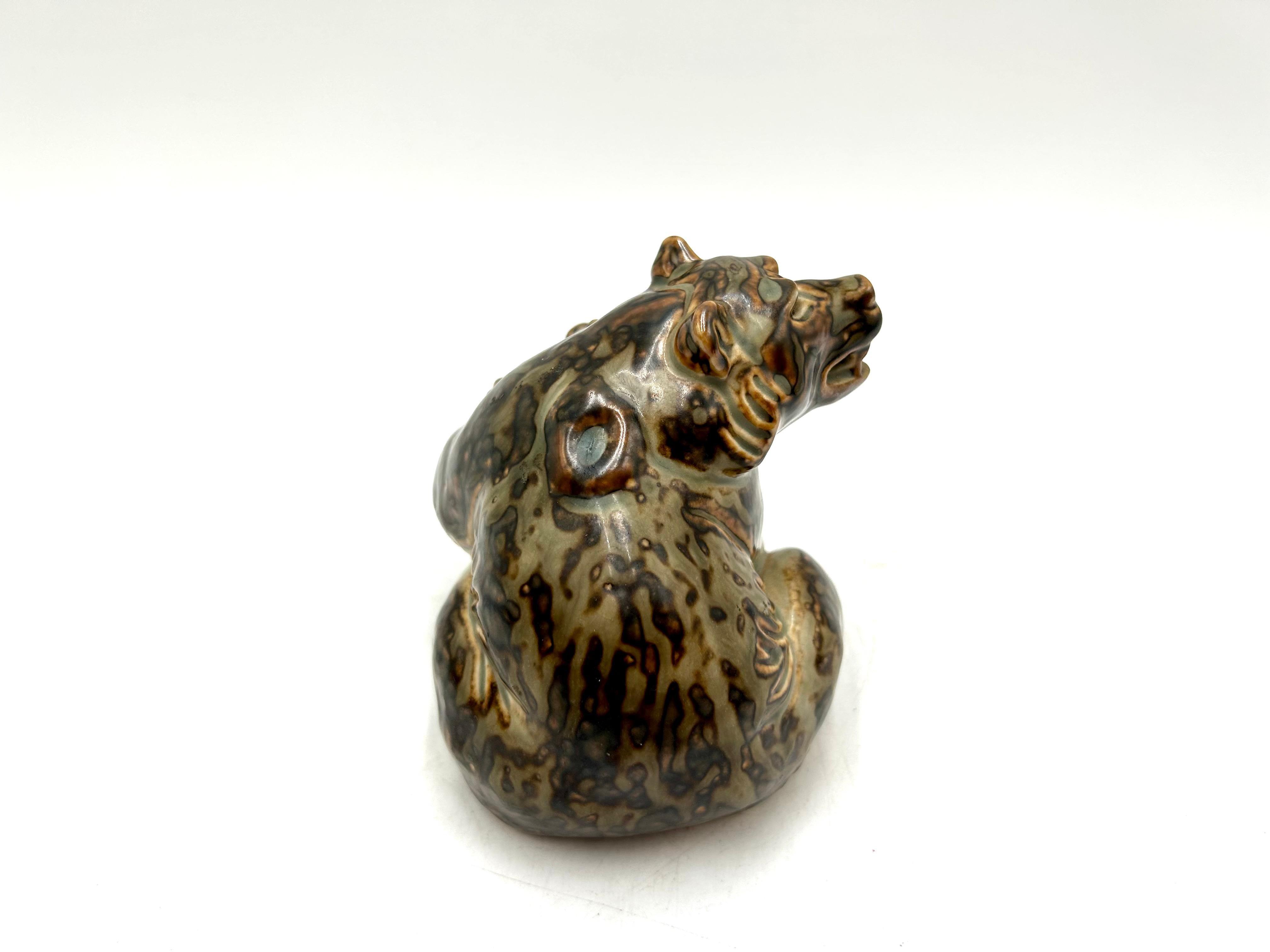Milieu du XXe siècle Figurine en porcelaine d'un ours avec un cube, conçue par Knud Kyhn, Royal Copenhagen en vente