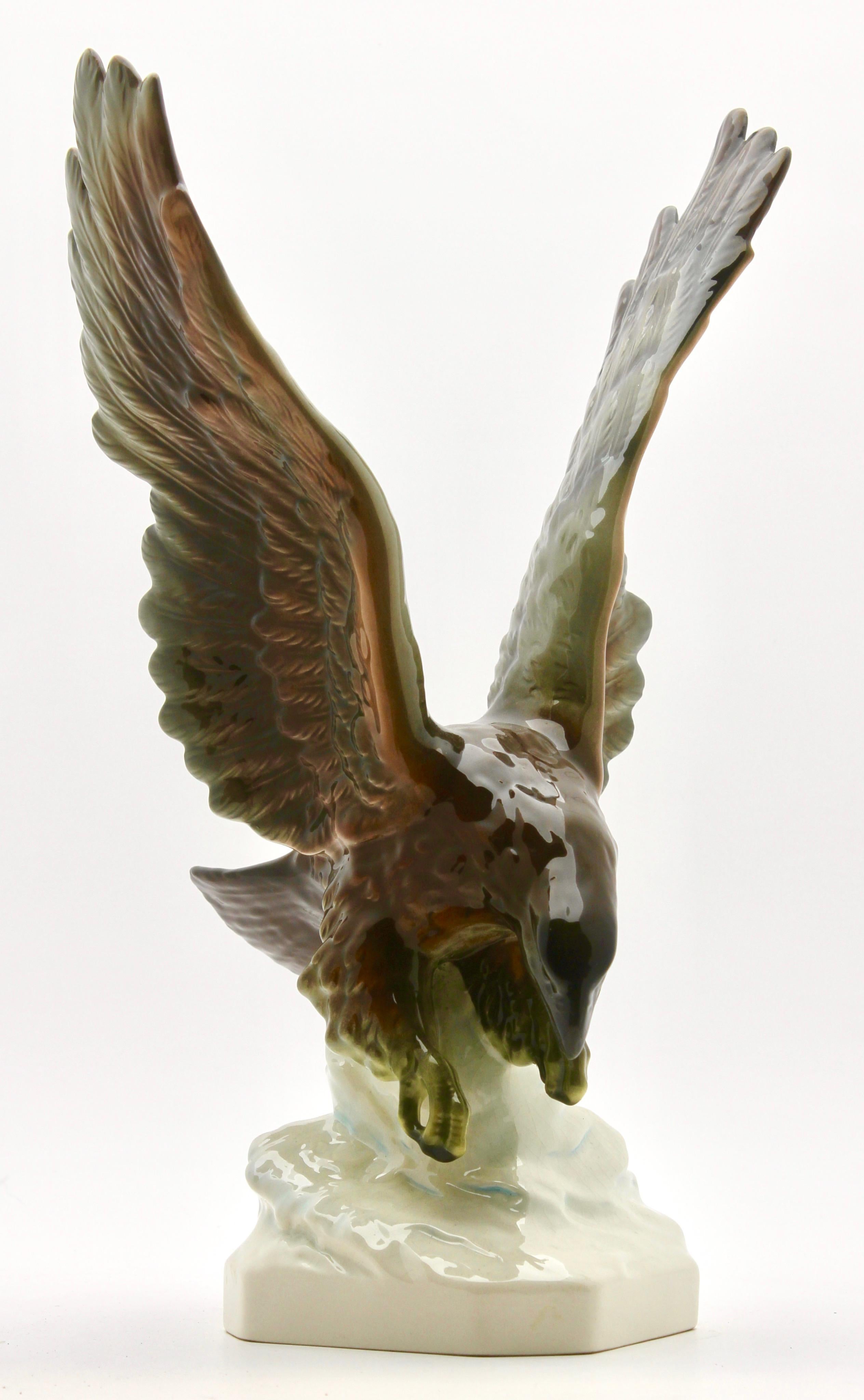 Vernissé Figurine en porcelaine d'un oiseau de proie par Goebel, Allemagne, signée « Goebel » en vente