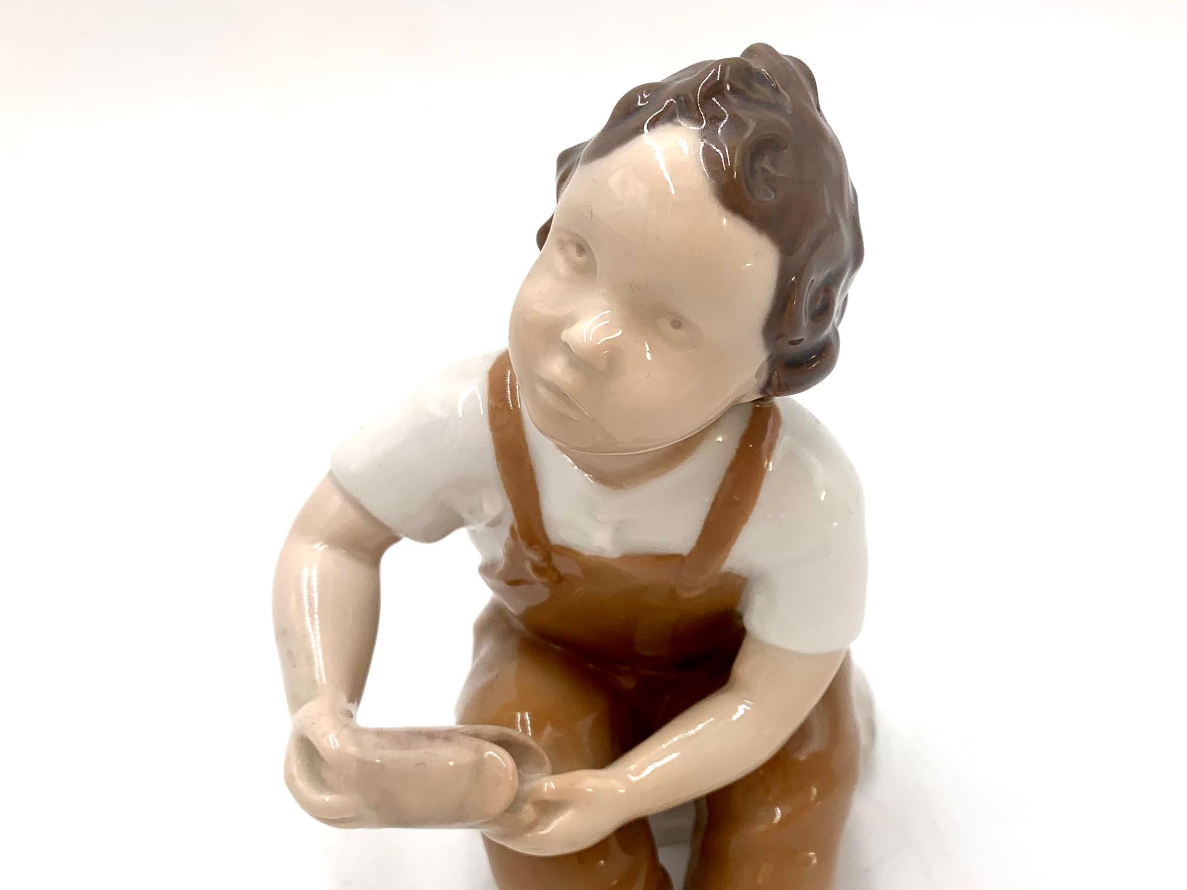 Milieu du XXe siècle Figurine en porcelaine d'un garçon, Bing & Grondahl, Danemark, années 1950 / 1960 en vente