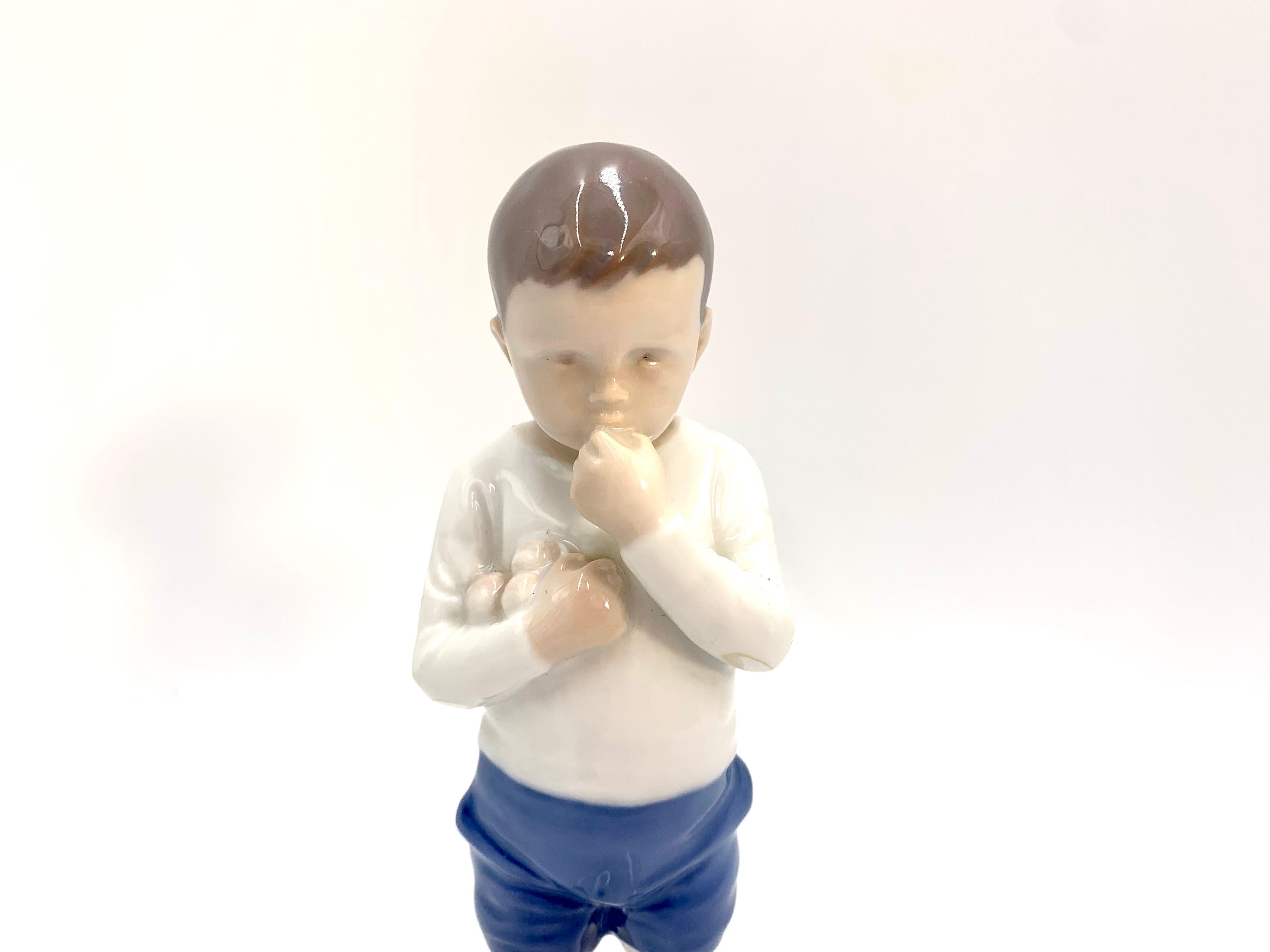 Figurine en porcelaine d'un garçon

Fabriqué au Danemark par Bing & Grondahl

Fabriqué dans les années 1980.

Numéro de modèle : 1696

Très bon état, aucun dommage

Mesures : hauteur 18,5 cm largeur 5,5 cm profondeur 6 cm.