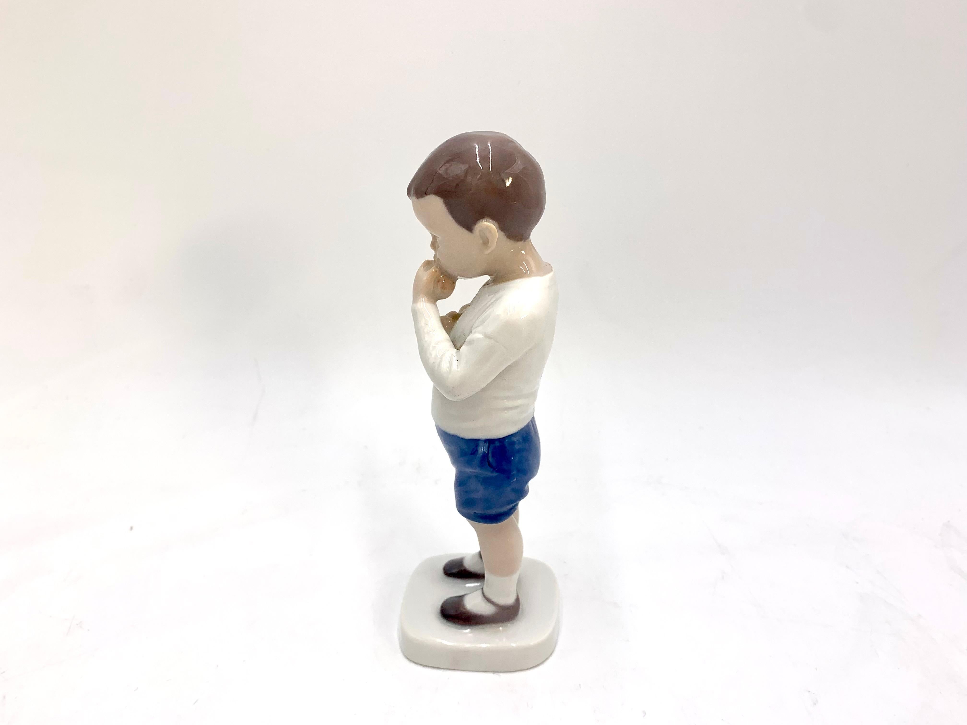 Danois Figurine en porcelaine d'un garçon, Bing & Grondahl, Danemark, années 1980 en vente