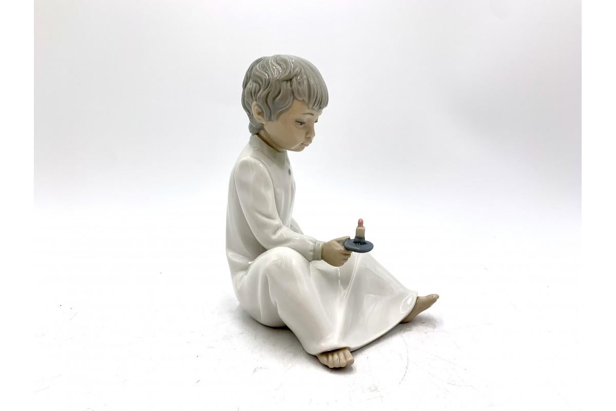 Porcelain figurine of a boy with a candle

Manufactured by Lladro, Zaphir collection

Very good condition, no damage

height 15cm, width 10cm, depth 11cm