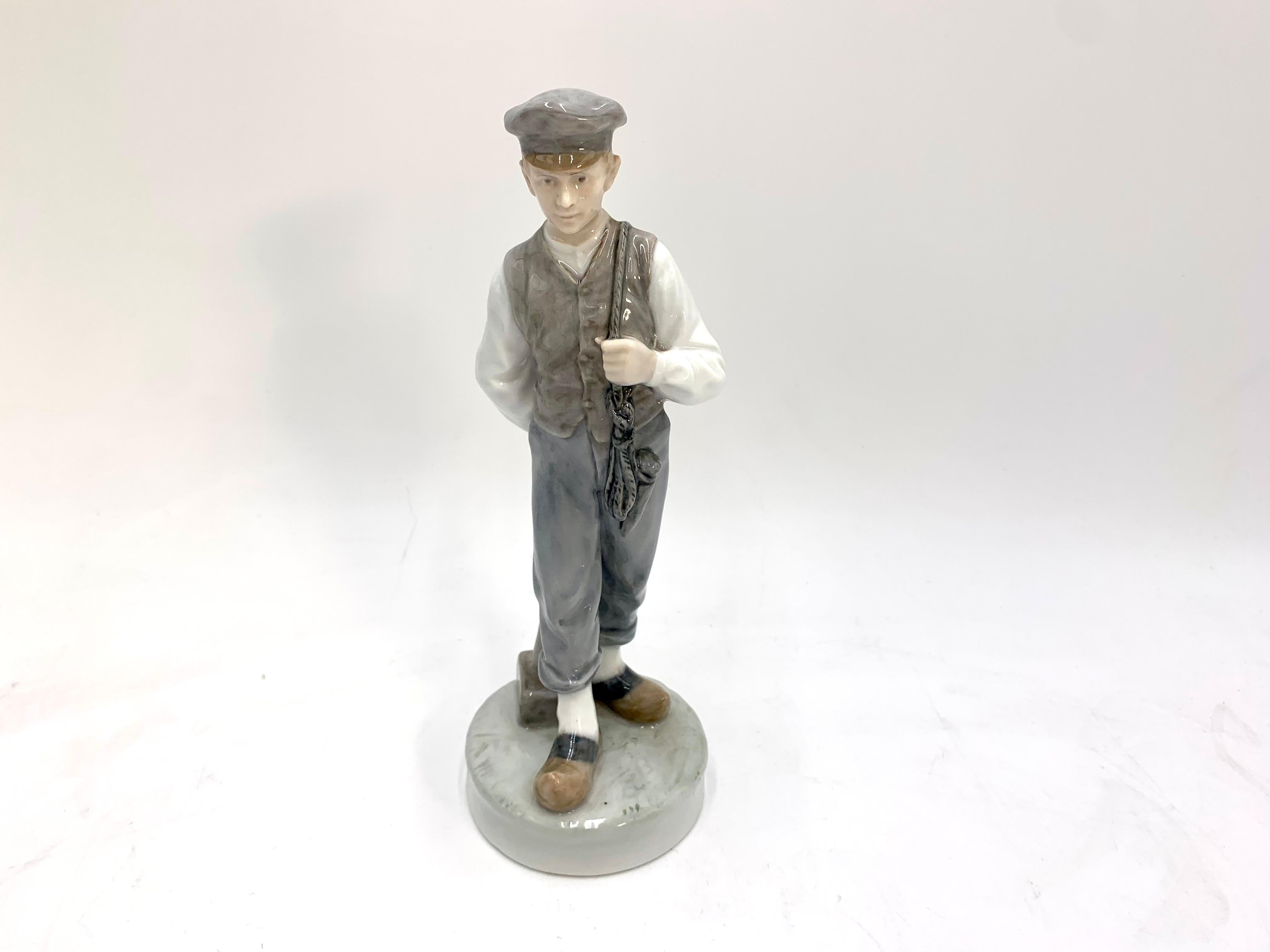 Porcelain figurine of a boy (shepherd) with a hammer

Made in Denmark by the Royal Copenhagen manufactory

Manufactured in 1945.

Model number # 620

Very good condition, no damage.

Measures: height 22.5 width 7cm depth 8cm.