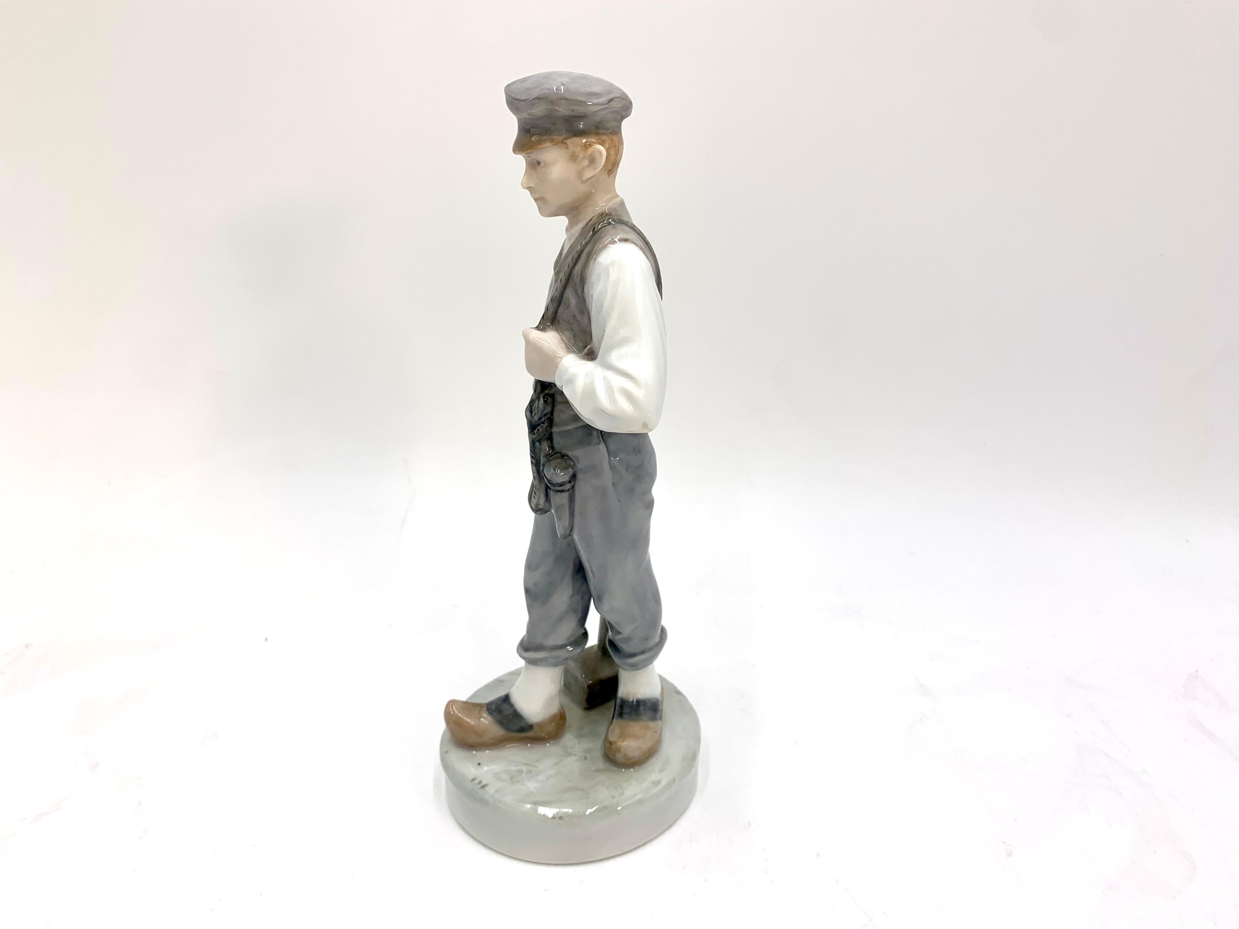 Mid-Century Modern Figurine en porcelaine représentant un garçon avec un Hammer, Royal Copenhagen, Danemark, 1945 en vente