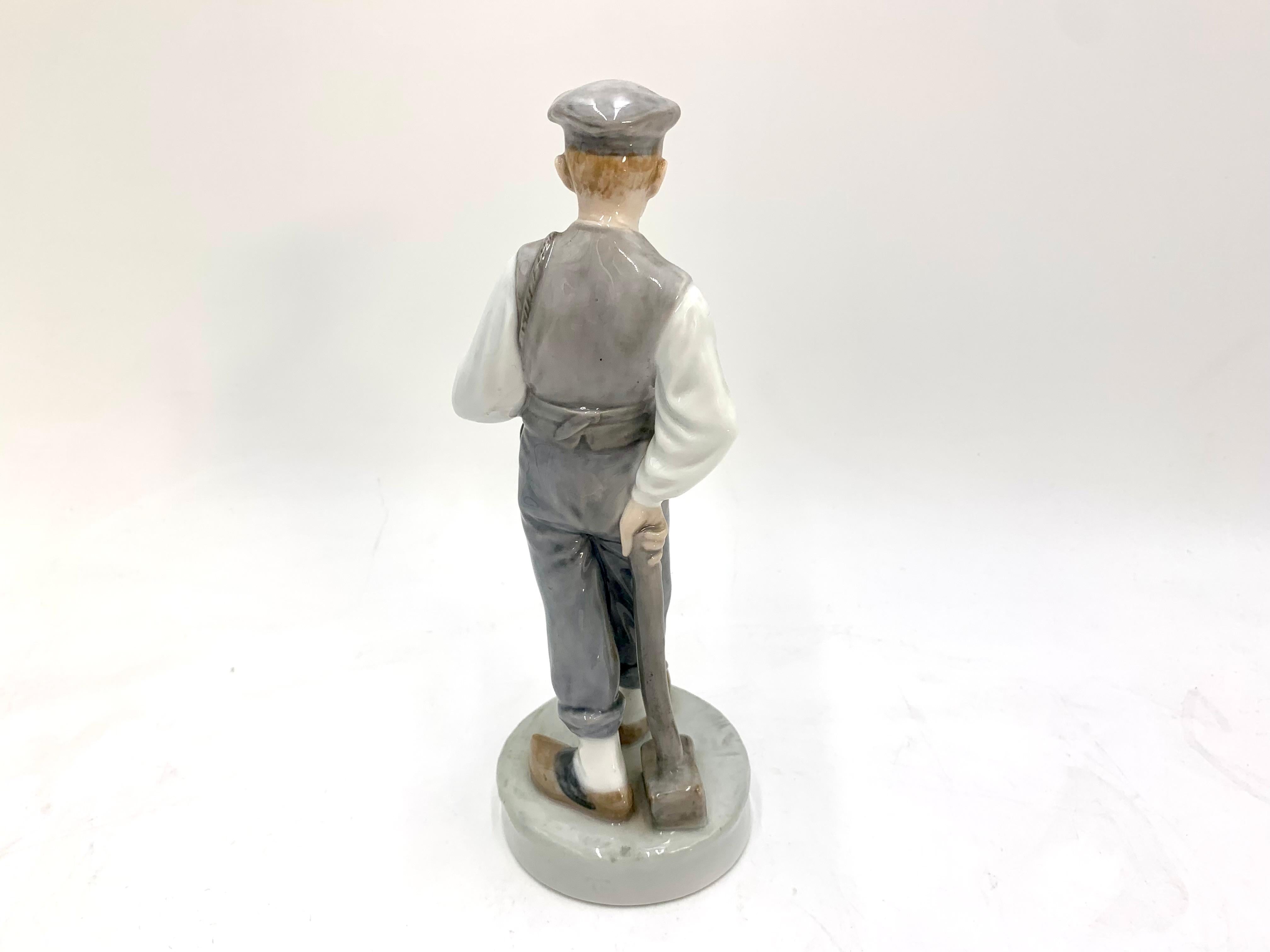 Danois Figurine en porcelaine représentant un garçon avec un Hammer, Royal Copenhagen, Danemark, 1945 en vente