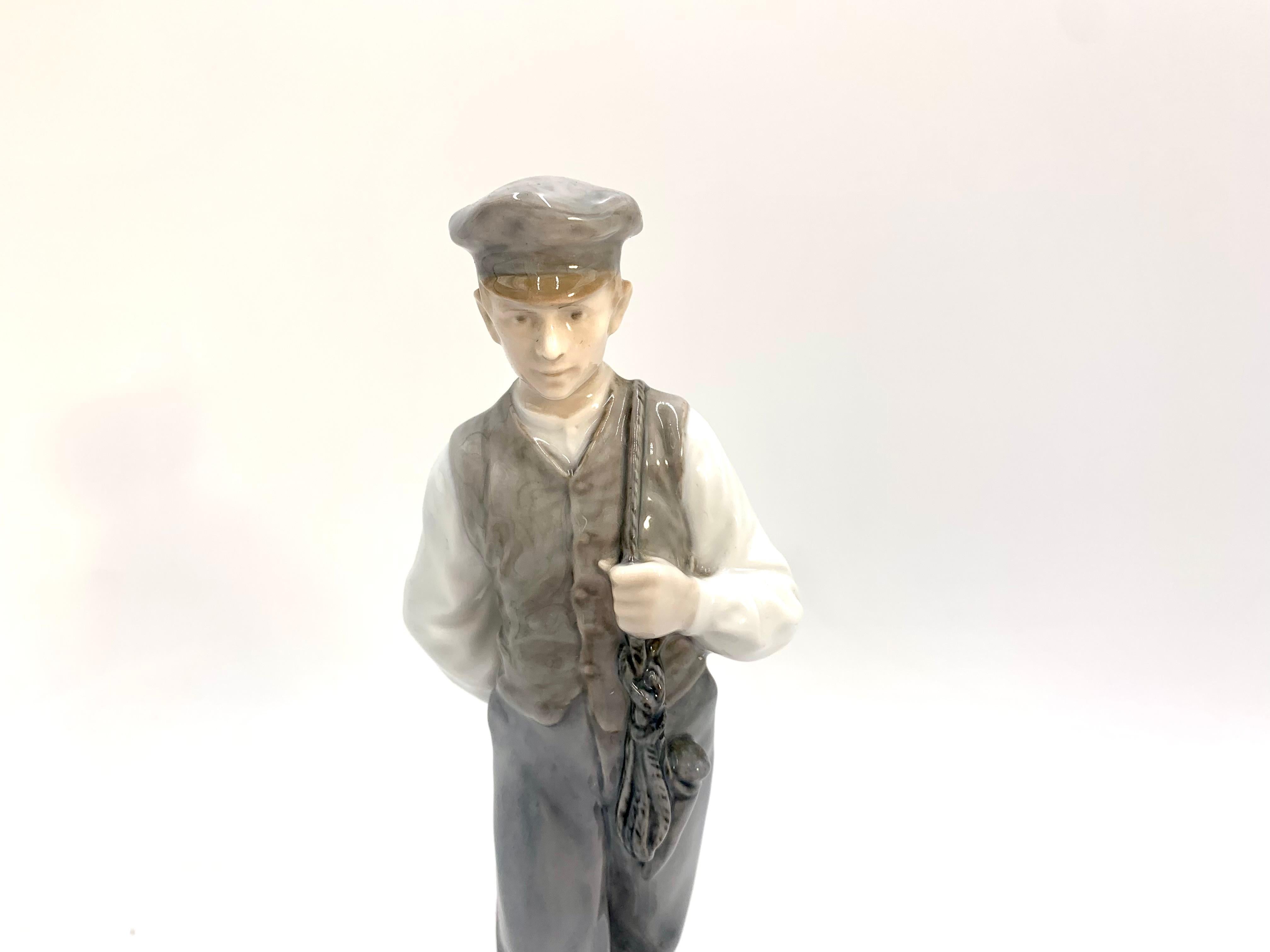 Figurine en porcelaine représentant un garçon avec un Hammer, Royal Copenhagen, Danemark, 1945 Bon état - En vente à Chorzów, PL