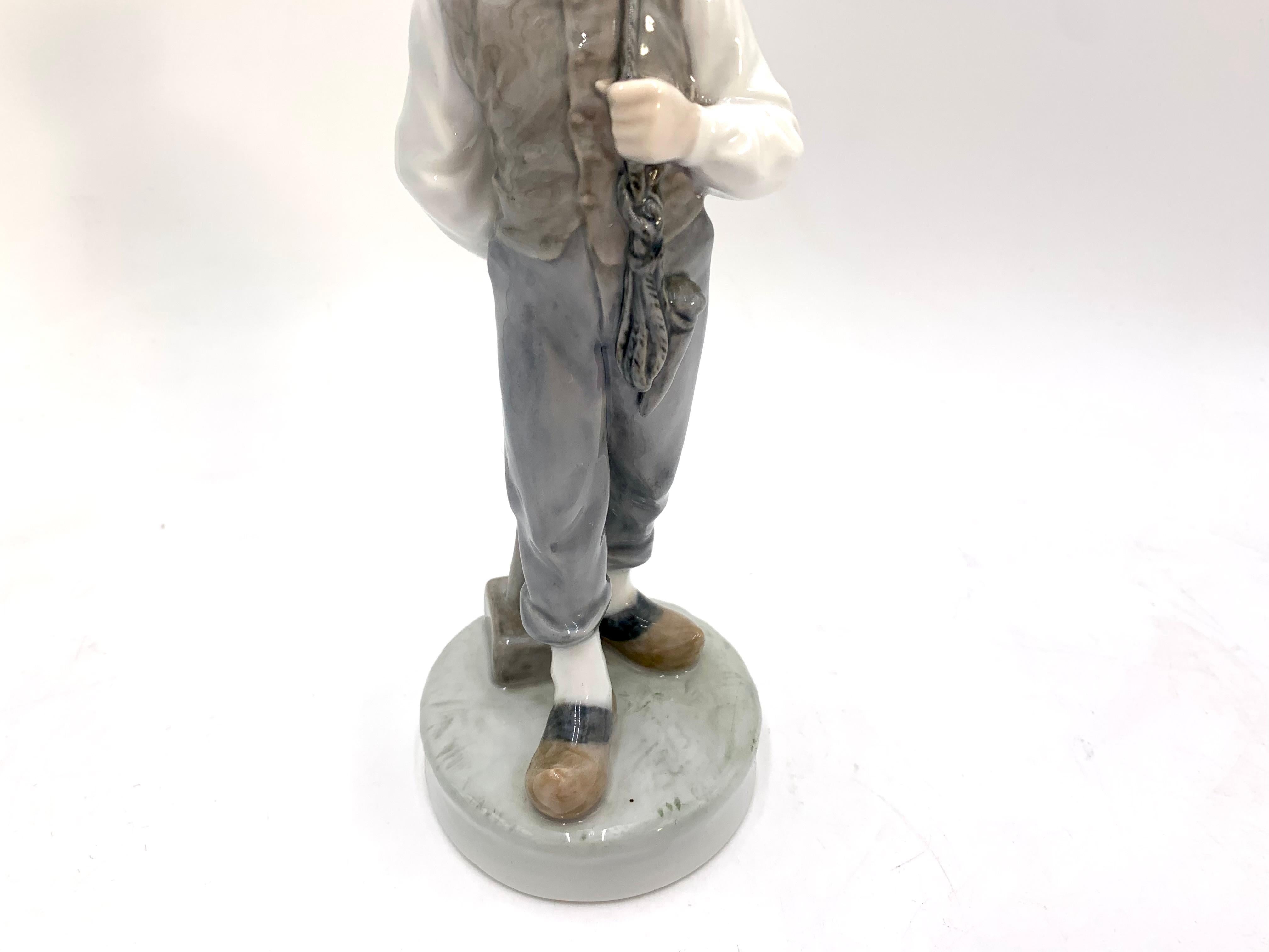 Milieu du XXe siècle Figurine en porcelaine représentant un garçon avec un Hammer, Royal Copenhagen, Danemark, 1945 en vente