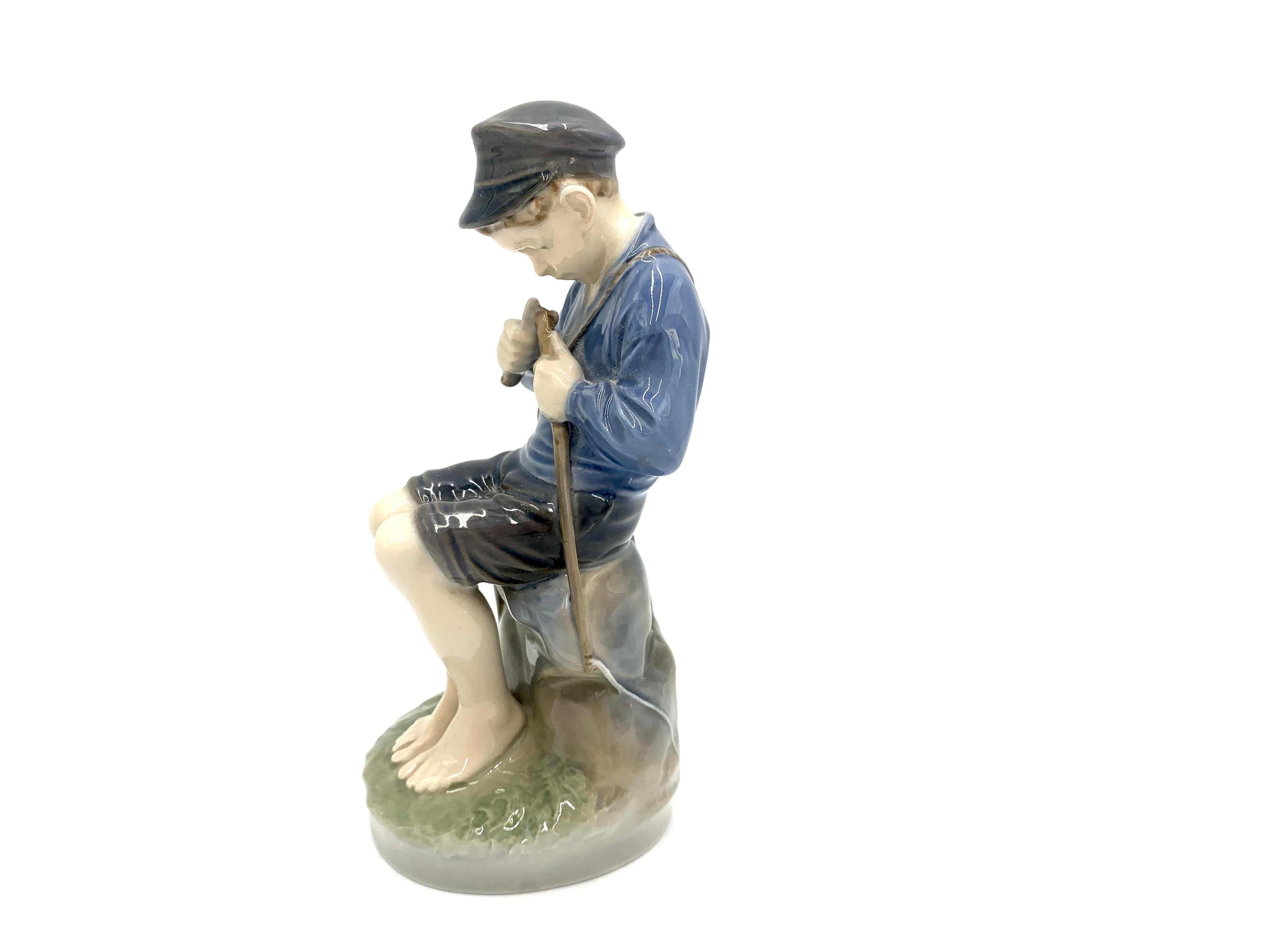 Porcelain figurine of a boy chipping a stick

Made in Denmark by the Royal Copenhagen manufactory

Manufactured in the 1960s.

Model number 905

Very good condition, no damage.

Measures: height 19cm width 8.5cm depth 7cm.