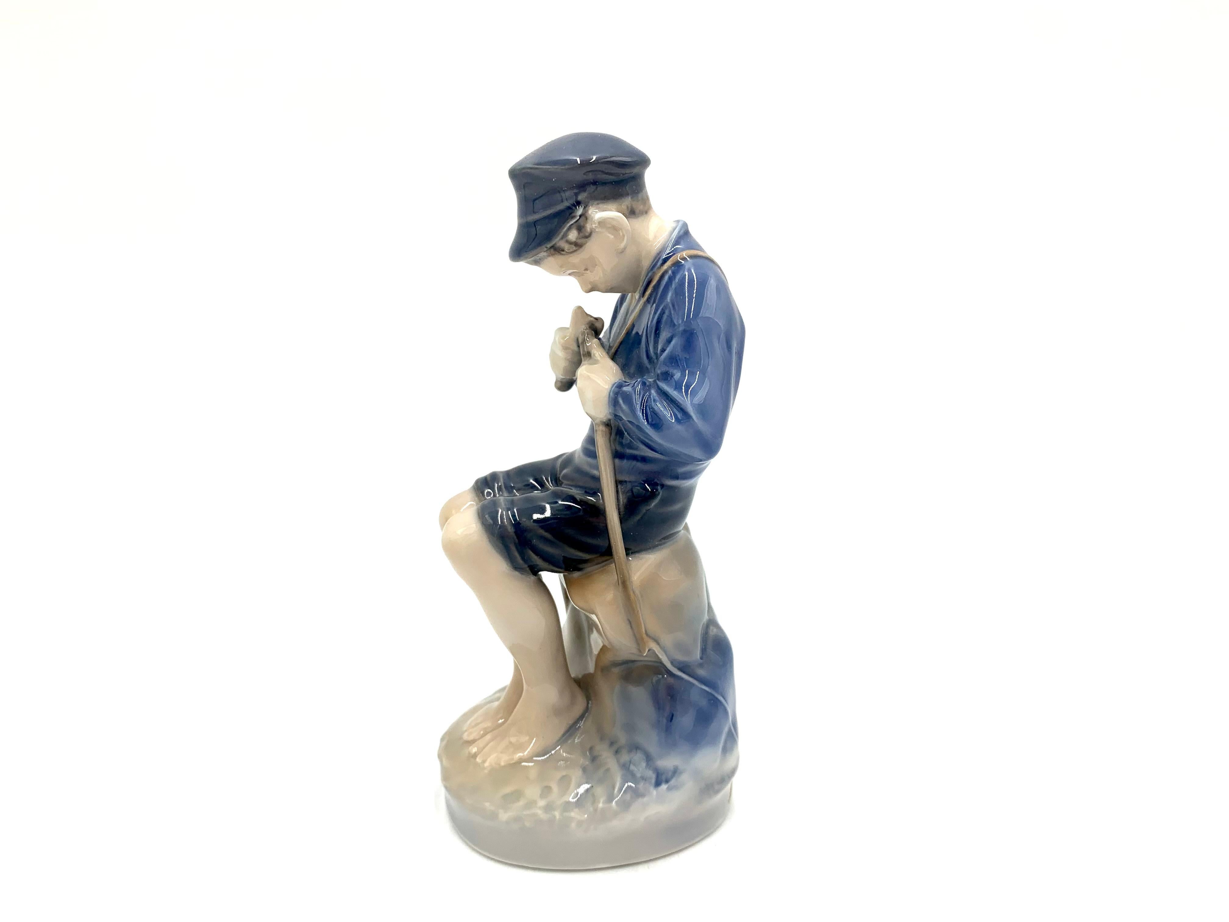 Porcelain figurine of a boy chipping a stick

Made in Denmark by the Royal Copenhagen manufactory

Manufactured in the 1960s.

Model number 905

Very good condition, no damage.

Measures: Height 19cm width 8.5cm depth 7cm.