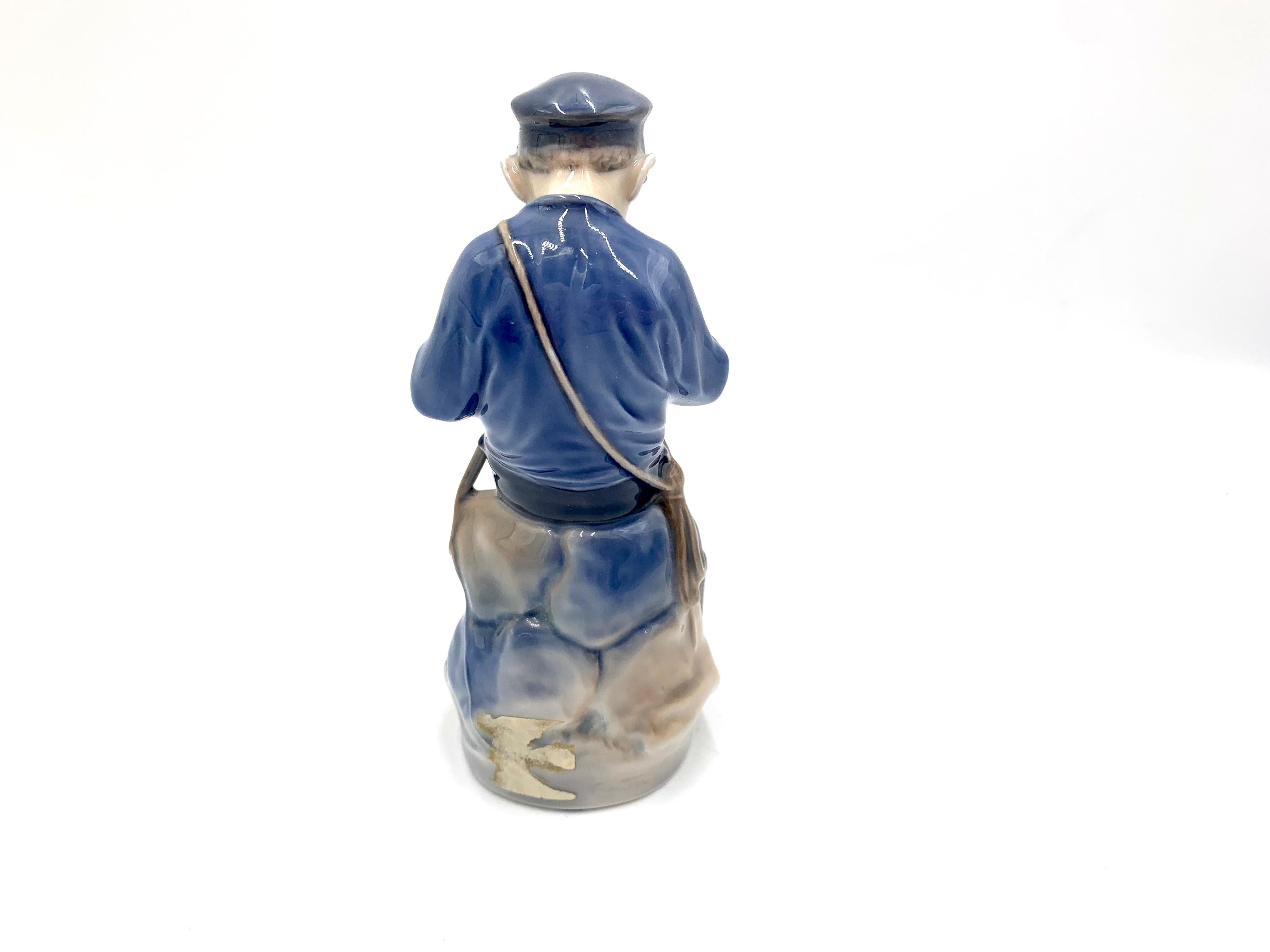 Mid-Century Modern Figurine en porcelaine d'un garçon avec un bâton, Royal Copenhagen, Danemark en vente
