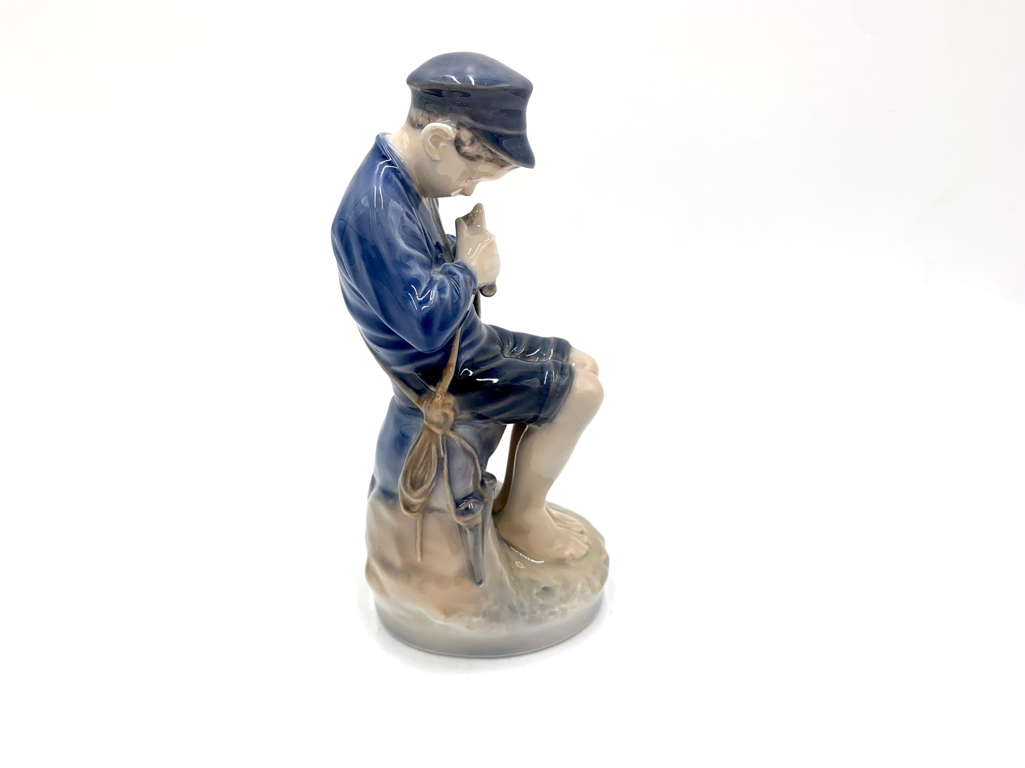 Danois Figurine en porcelaine d'un garçon avec un bâton, Royal Copenhagen, Danemark en vente