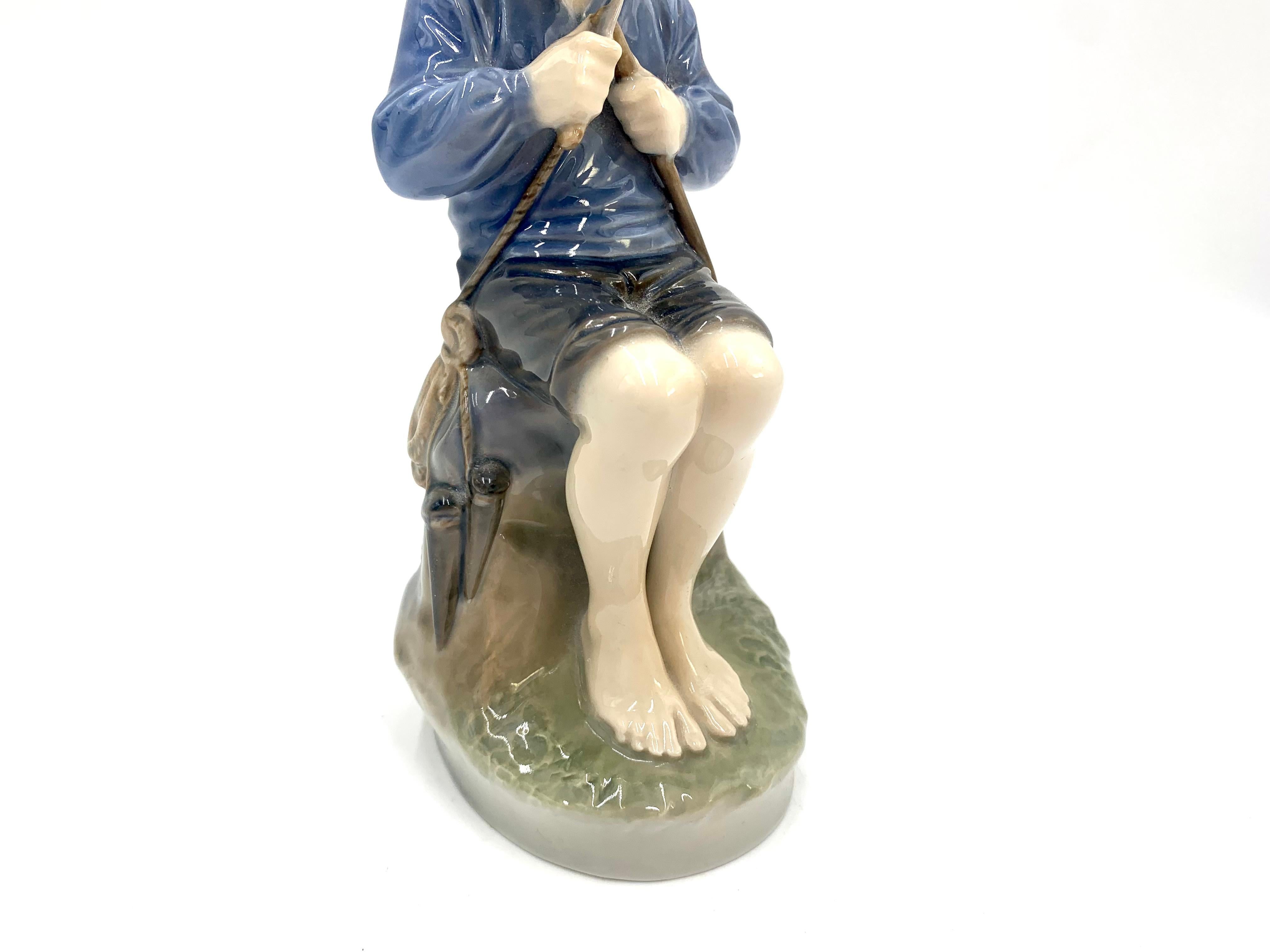 Milieu du XXe siècle Figurine en porcelaine représentant un garçon avec un Sticks, Royal Copenhagen, Danemark en vente