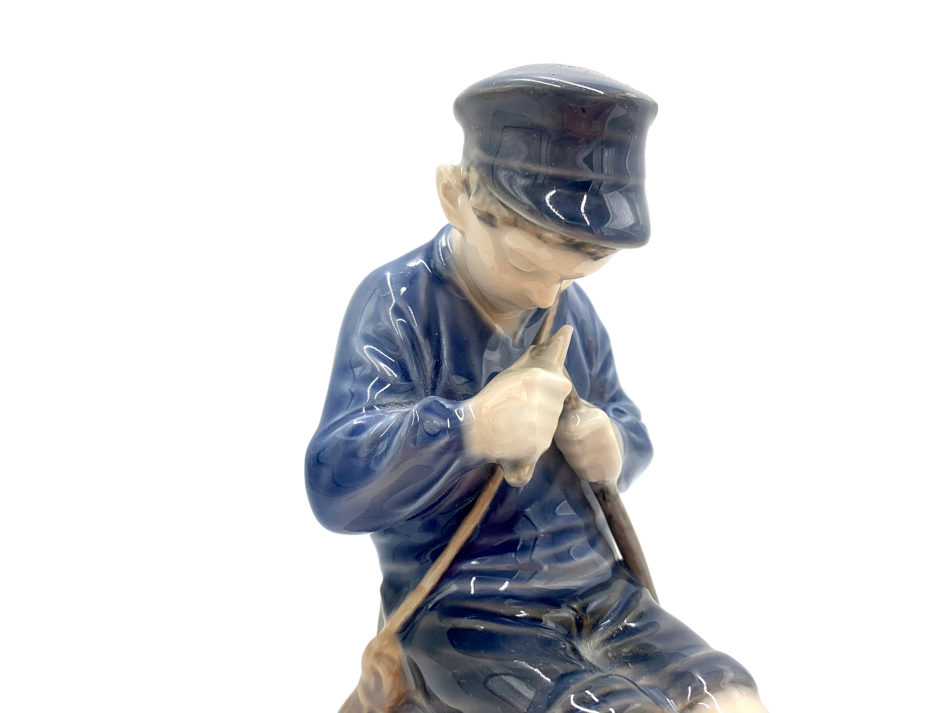Milieu du XXe siècle Figurine en porcelaine d'un garçon avec un bâton, Royal Copenhagen, Danemark en vente
