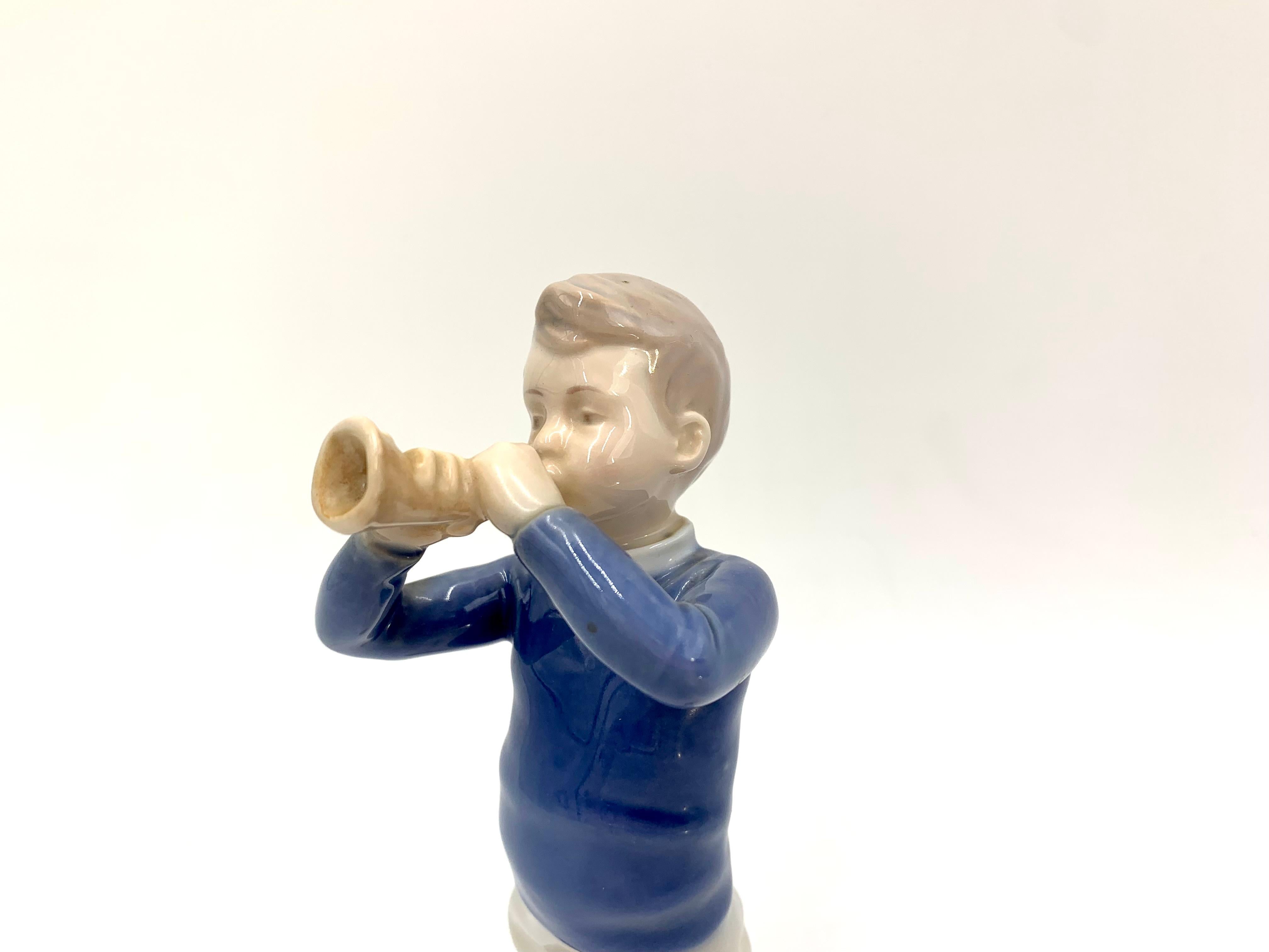 Porcelain Figurine of a Boy with a Trumpet, Bing & Grondahl, Denmark, 1970s/80s In Good Condition For Sale In Chorzów, PL