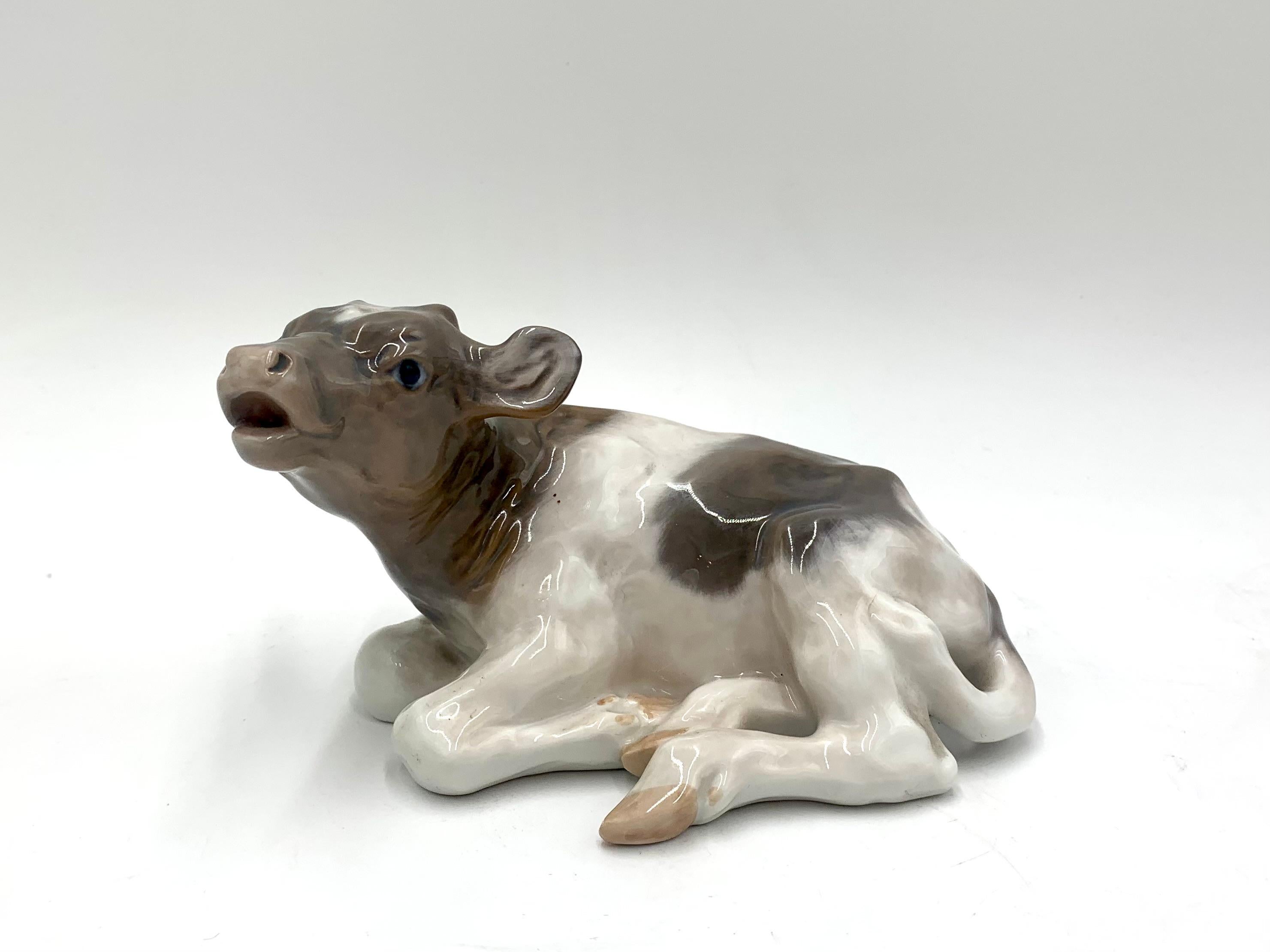 Porcelain figurine of a cow - calf.

Made in Denmark by the Royal Copenhagen manufactory

Manufactured in 1967.

Model number # 1072

Very good condition, no damage.

Measures: height 10cm, width 15cm, depth 9cm.
