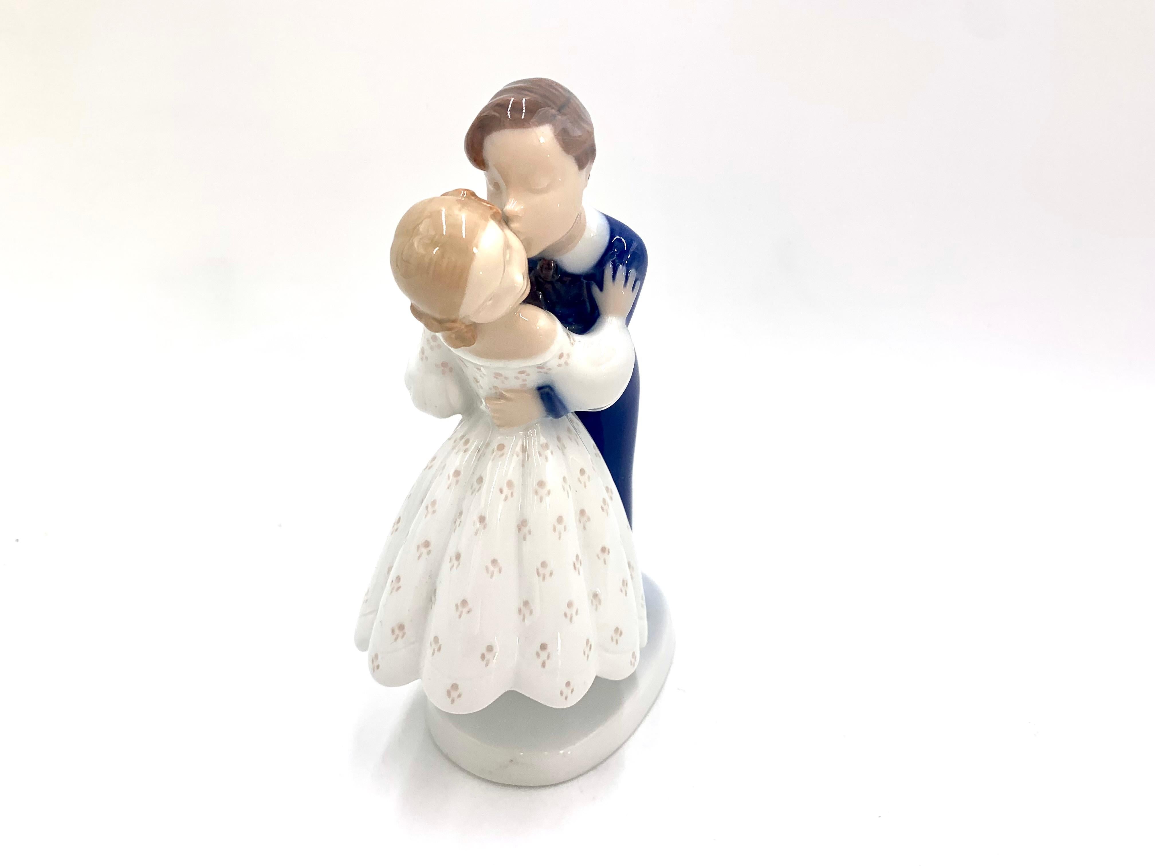 Figurine en porcelaine d'un couple - un garçon volant un baiser à une fille

Fabriqué au Danemark par Bing & Grondahl

Fabriqué dans les années 1960 / 1970. XXe siècle

Numéro de modèle : 2162

Très bon état, aucun dommage

Mesures :
