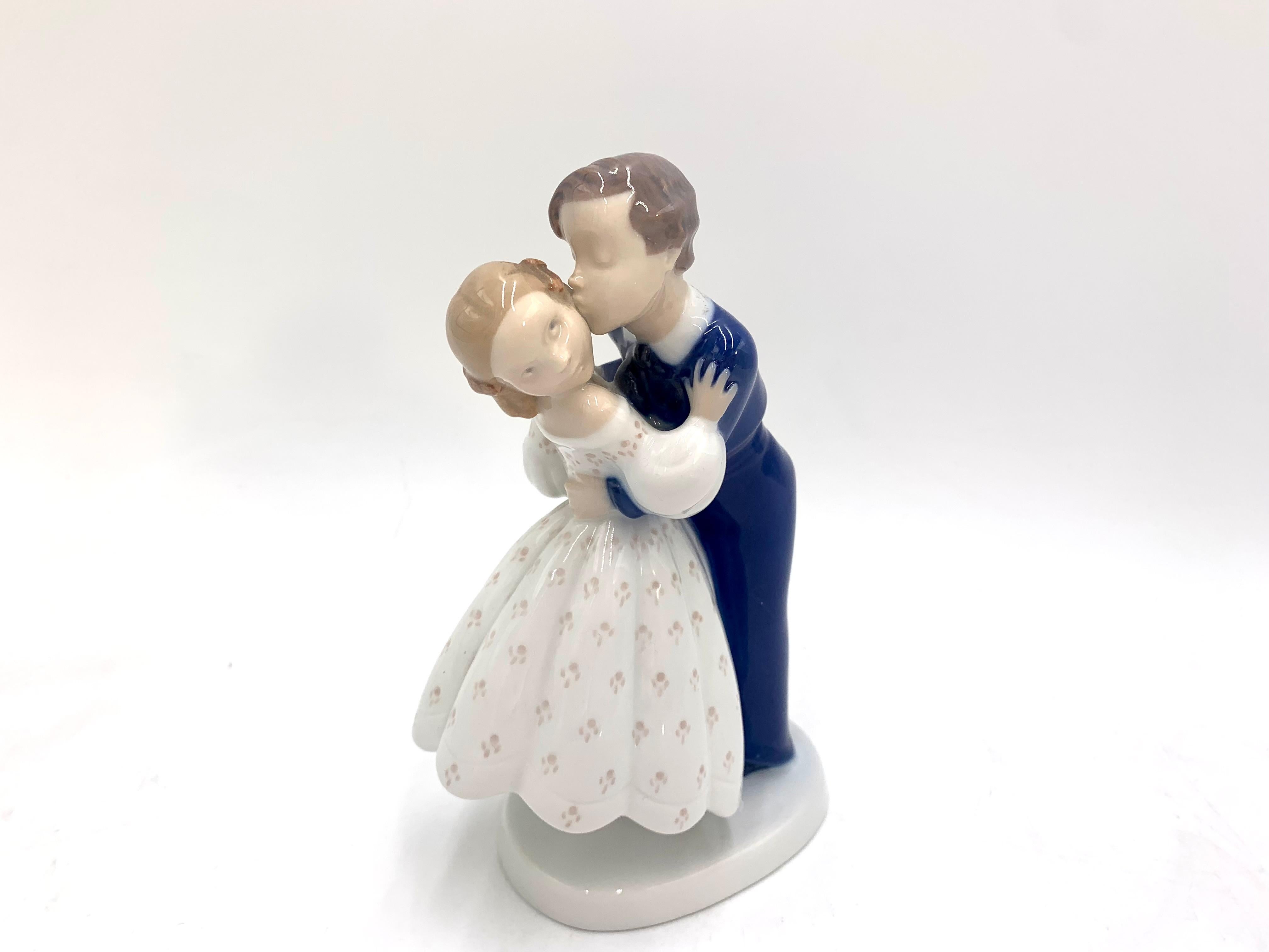 Porcelain figurine of a couple - a boy stealing a kiss from a girl

Made in Denmark by Bing & Grondahl

Manufactured in the 1960s / 1970s. XX century

Model number # 2162

Very good condition, no damage

Measures: height 19.5 cm width 11.5