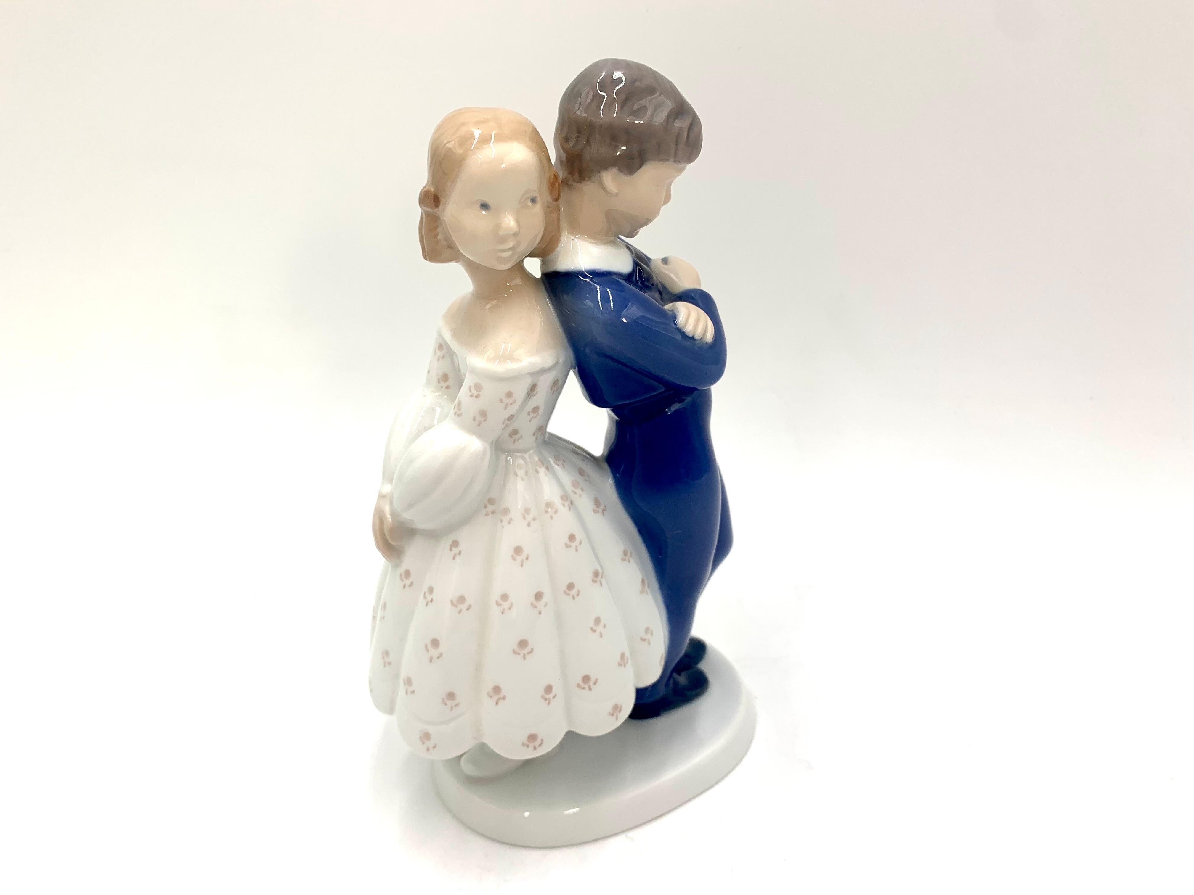 Porcelain figurine of a couple - pardon me

Made in Denmark by Bing & Grondahl

Manufactured in the 1970s

Model number # 2372

Very good condition, no damage

Measures: height 20cm width 11cm depth 9cm.