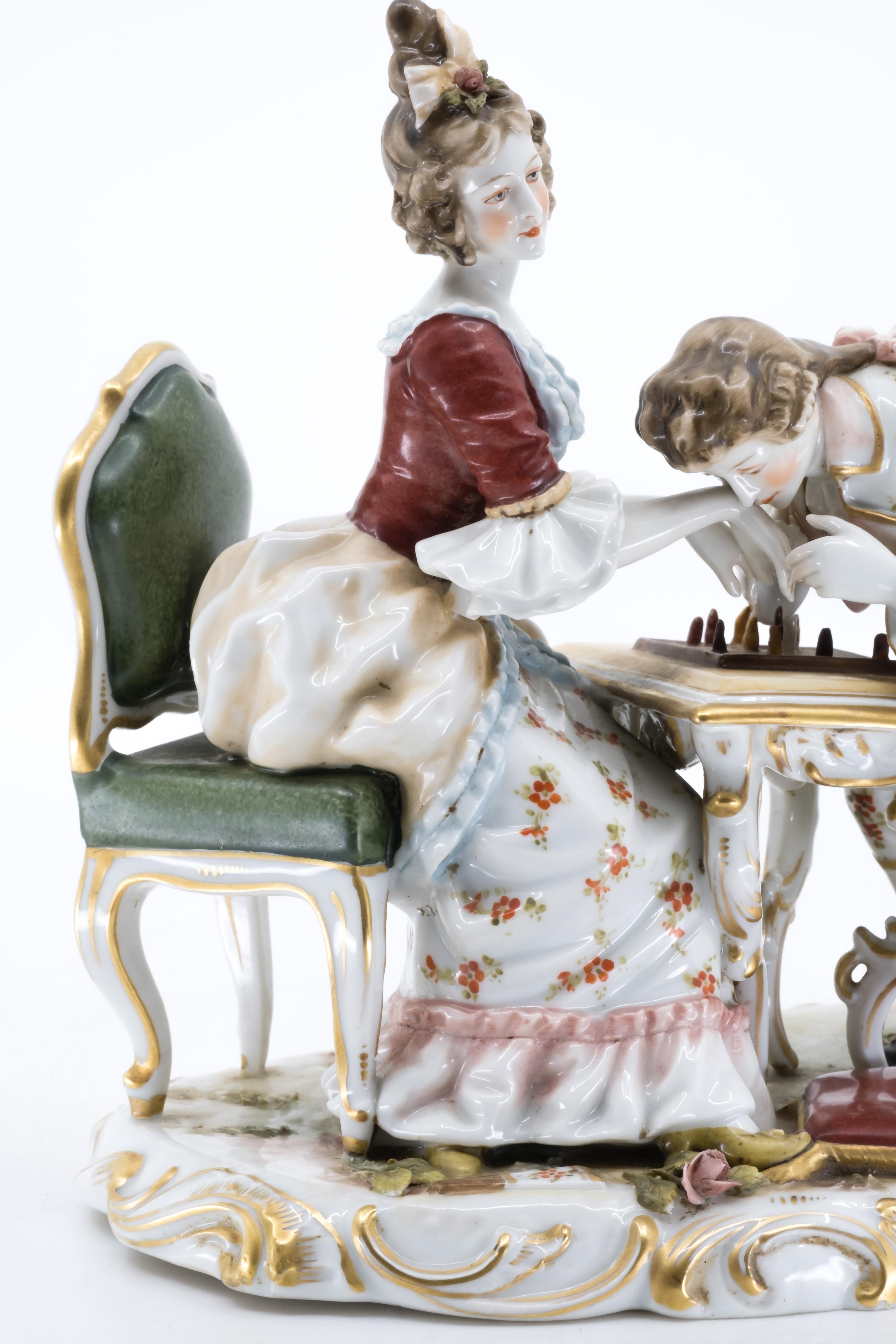 Eine Porzellanfigur aus dem 19. Jahrhundert, die ein Paar beim Schachspiel zeigt, wobei der Herr die Hand der Dame küsst. 

Gezeichnet in Unterglasurblau der Buchstabe F (Fürstenberg) mit einer Krone.



Inklusive Versand 
Kostenlose und