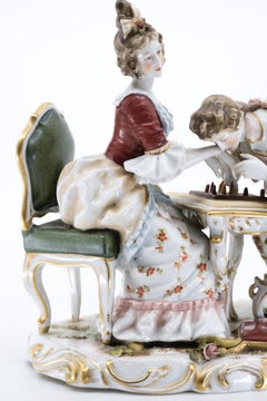 Figurita de porcelana de una pareja jugando al ajedrez, Alemania, pintada a mano