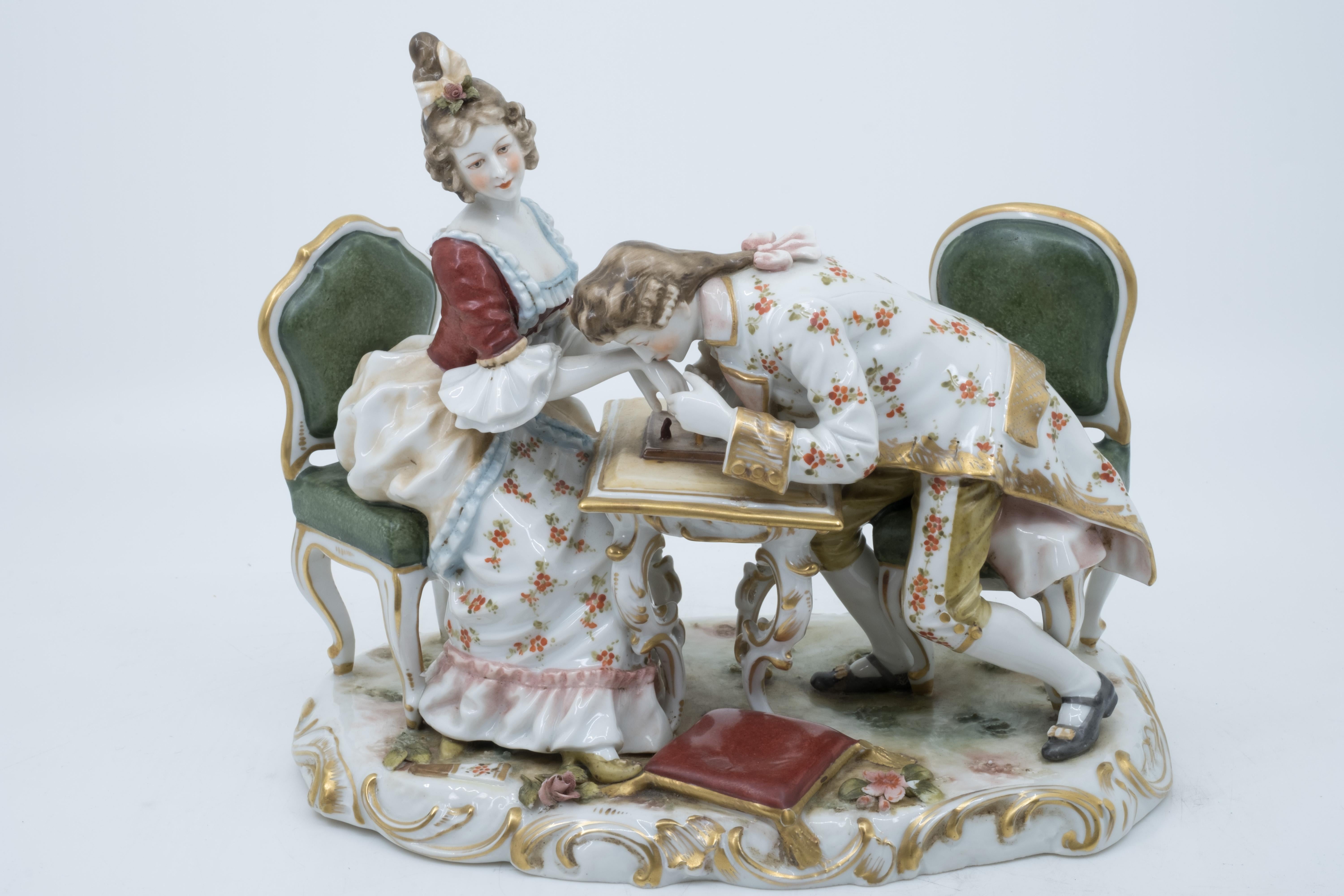 Peint à la main Figurine en porcelaine d'un couple jouant aux échecs, Allemagne, peinte à la main en vente