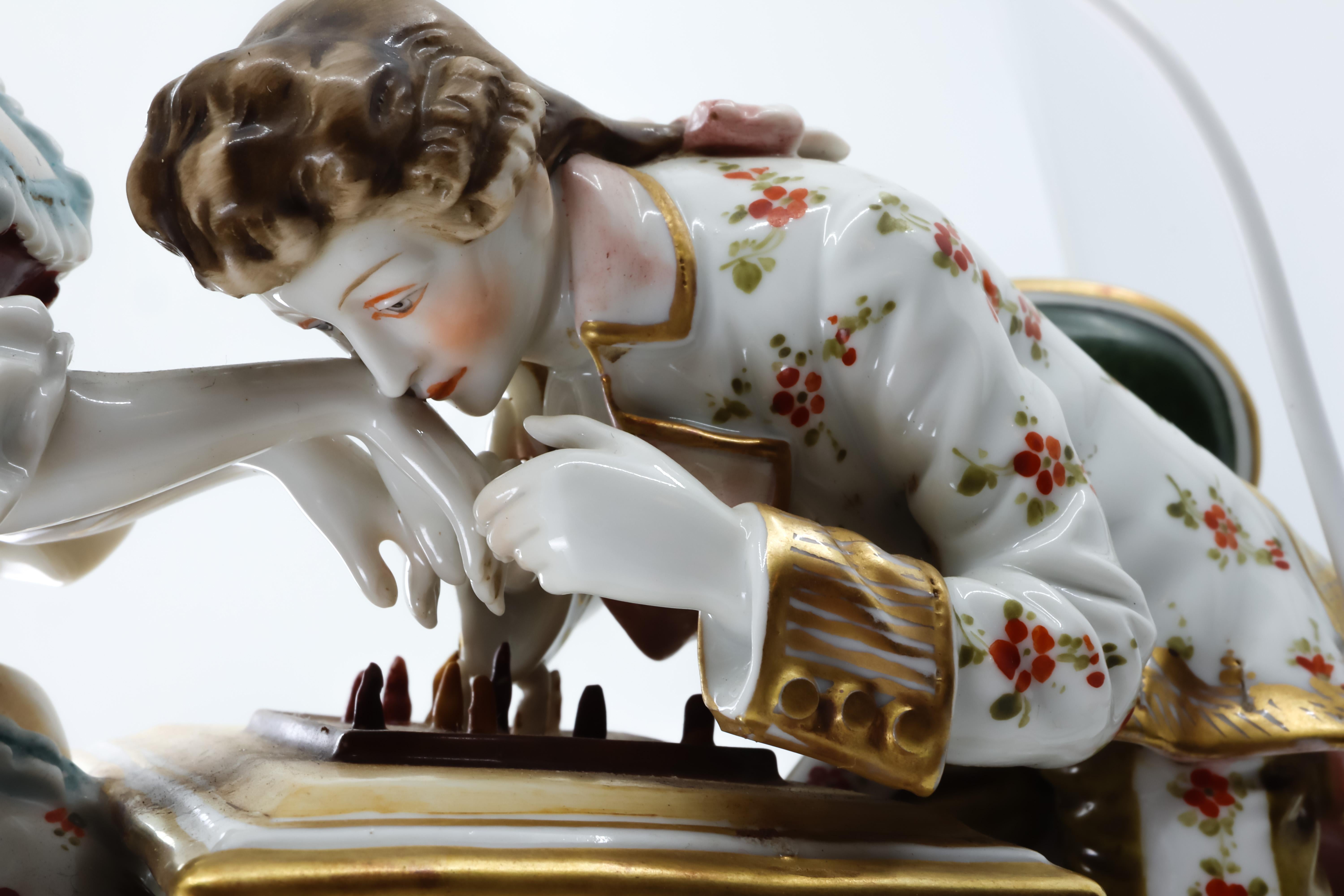 Porcelaine Figurine en porcelaine d'un couple jouant aux échecs, Allemagne, peinte à la main en vente