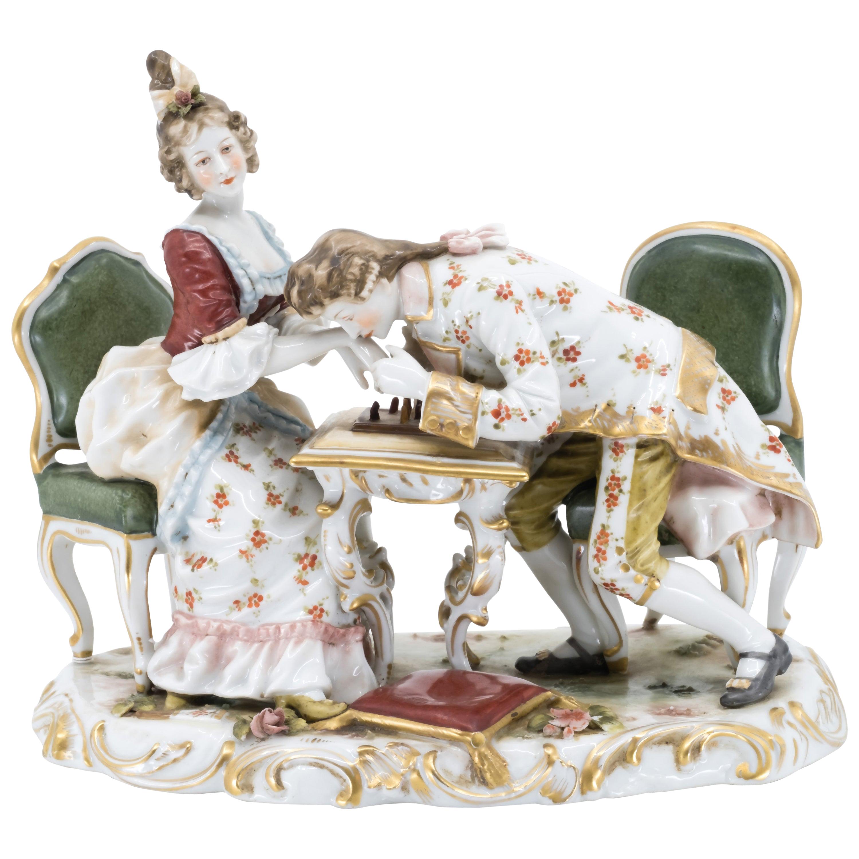 Figurine en porcelaine d'un couple jouant aux échecs, Allemagne, peinte à la main