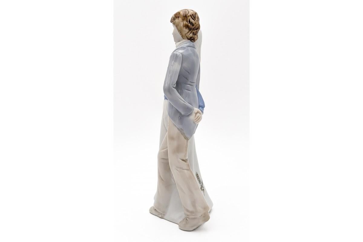 Vintage porcelain figurine of a walking couple. 
Made of fine porcelain. 
Perfect for anniversary / wedding gift idea. 
No damage. 