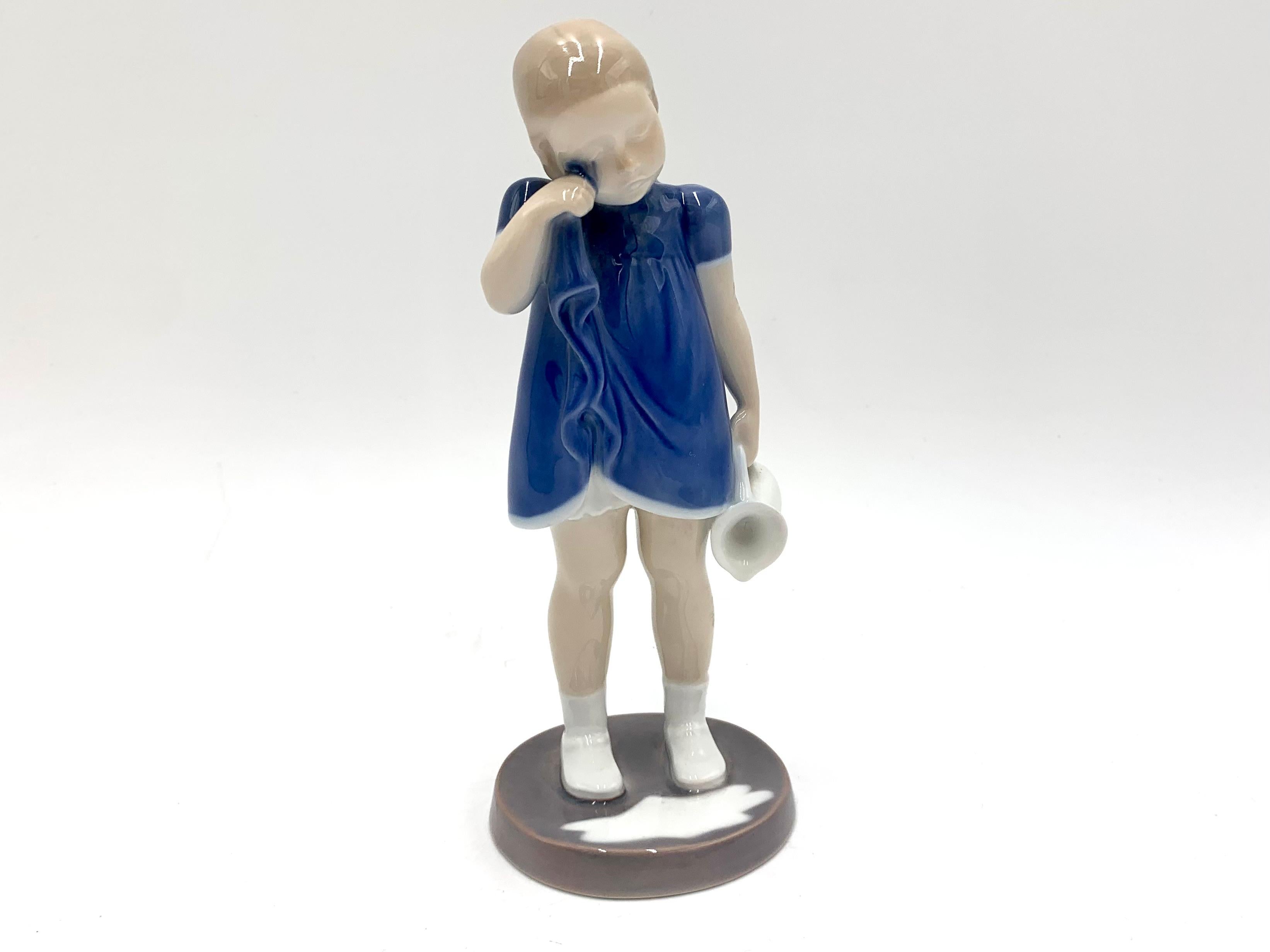 Porcelain figurine of a crying girl over spilled milk

Made in Denmark by Bing & Grondahl

Produced in 1950-1965

Very good condition, no damage

Measures: height 17cm width 7cm depth 6cm.