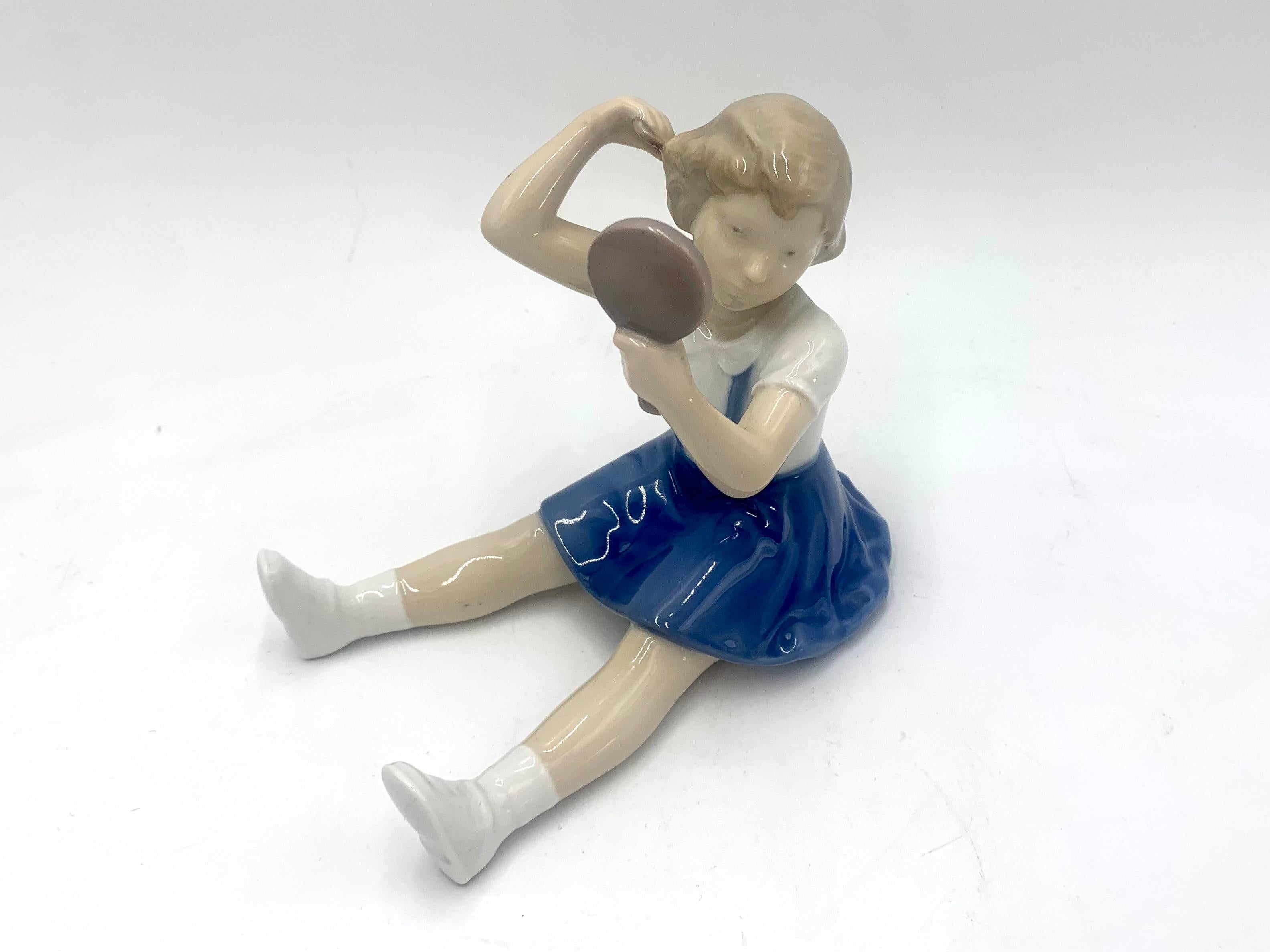 Porcelain figurine of a girl with a comb and a mirror

Made in Denmark by Bing & Grondahl

Produced in 1958-1962

Model number # 2318

Very good condition, no damage

Measures: height 12.5 cm width 14.5 cm depth 10 cm.
