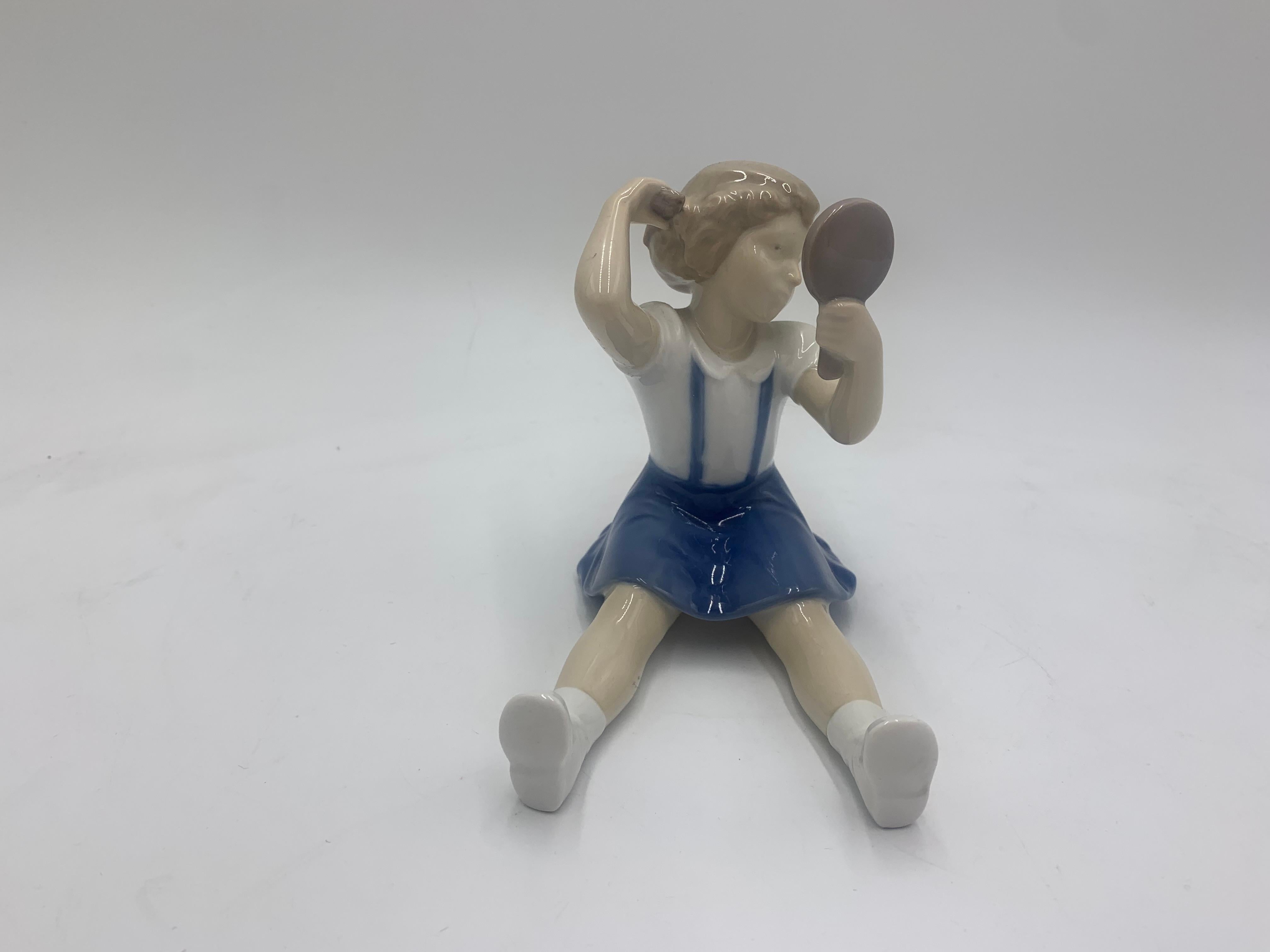 Porcelain Figurine of a Girl Combing, Bing & Grondahl, Denmark, 1950s / 1960s In Good Condition For Sale In Chorzów, PL