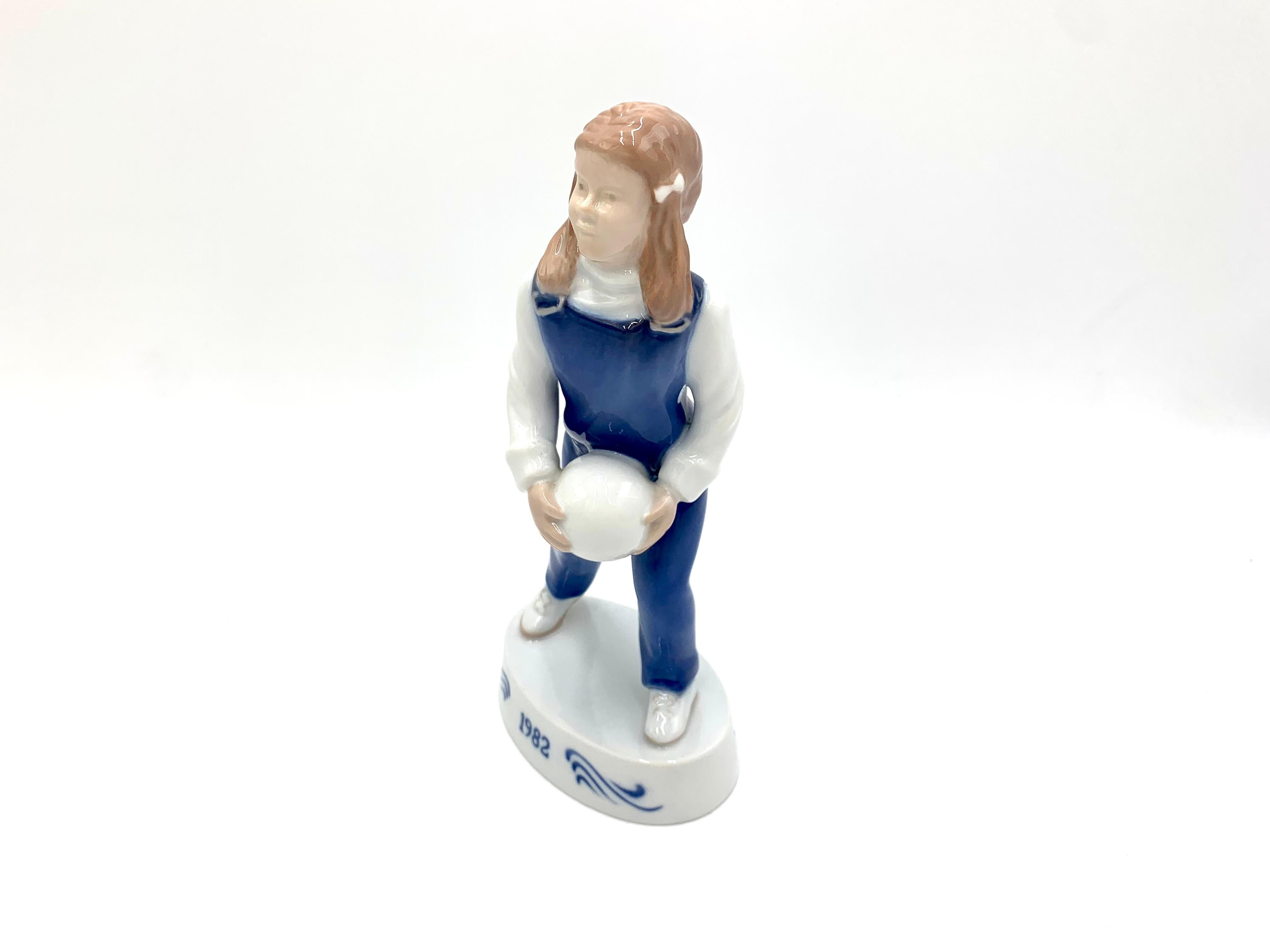 Porcelain figurine of a girl with a ball

Made in Denmark by Bing & Grondahl

Figurine of the year 1982.

Very good condition, no damage

Measures: height 22.5 cm width 11 cm depth 6.5 cm.