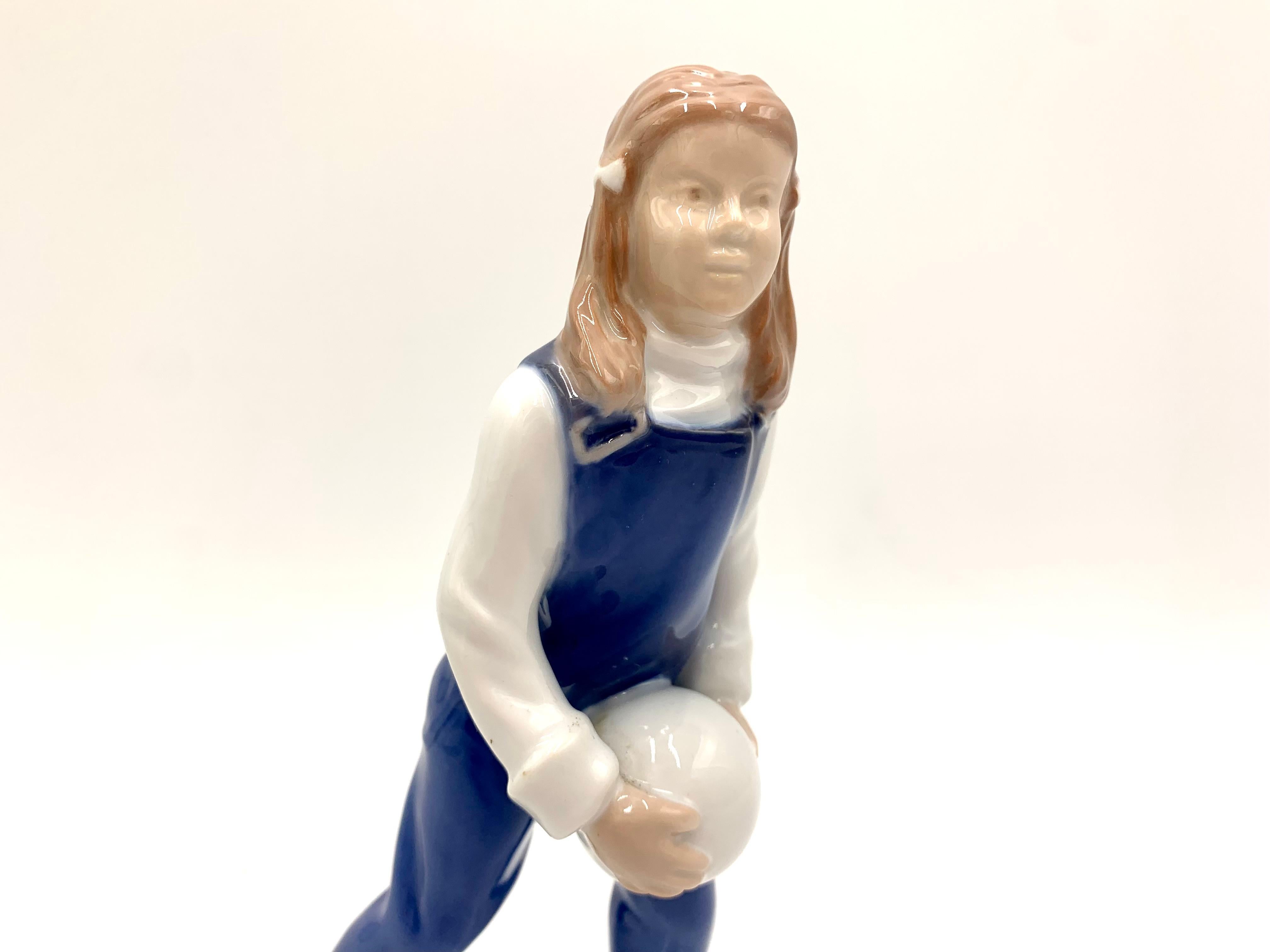 Figurine en porcelaine d'une fille avec un boulet, Bing & Grondahl, Danemark, 1982 Figurine Bon état - En vente à Chorzów, PL