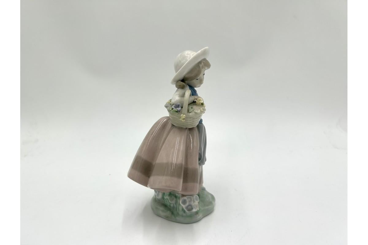 Porcelain Figurine of a Girl with a Basket, Nao Lladro, Spain In Good Condition In Chorzów, PL