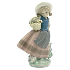 Figurine en porcelaine d'une fille avec un panier, Nao Lladro, Espagne