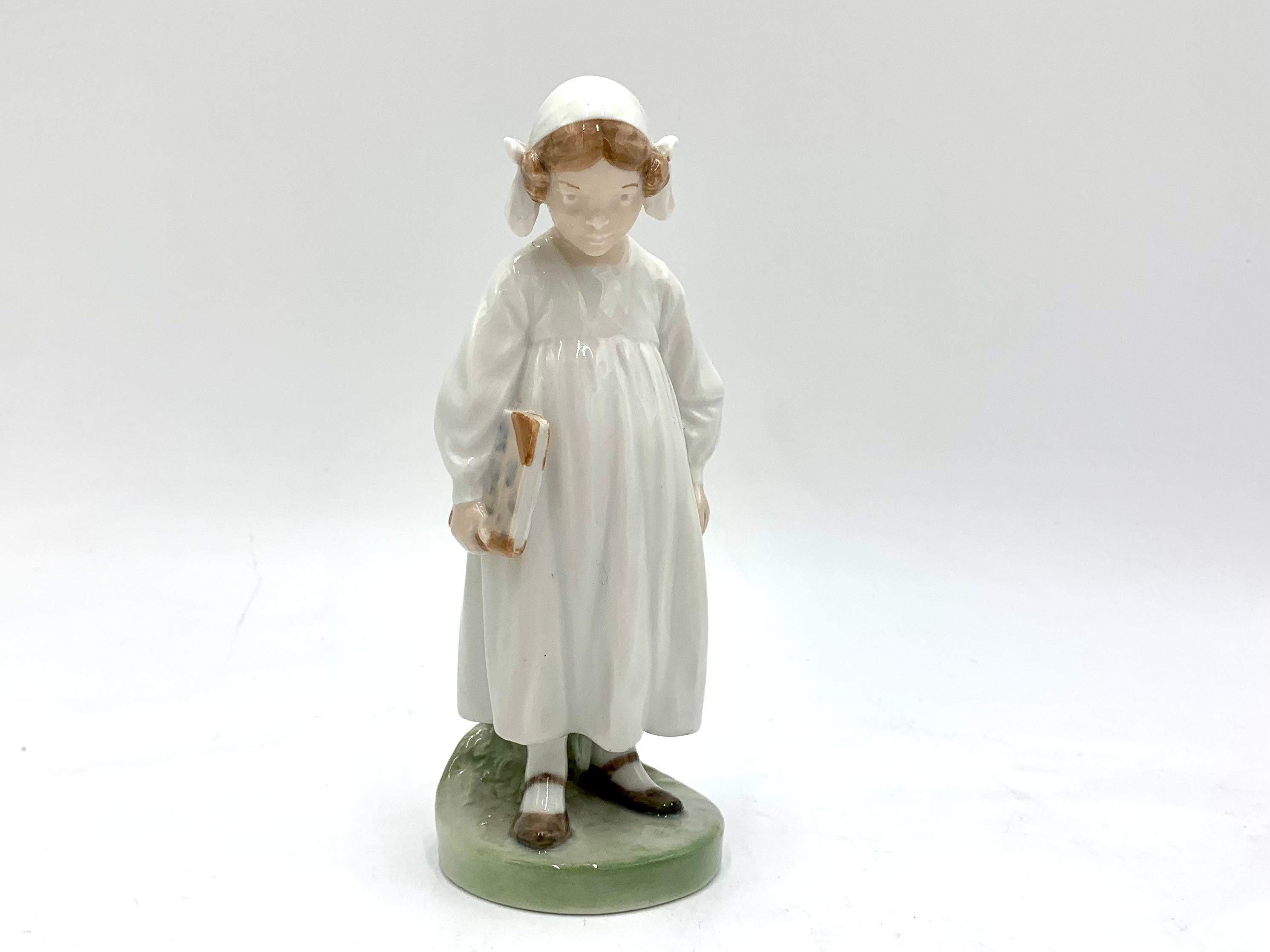 Porcelain figurine of a girl in pajamas with a book

Made in Denmark by the Royal Copenhagen manufactory

Model number # 922

Very good condition, no damage.

Measures: height 17 cm, width 6.5 cm, depth 6.5 cm.