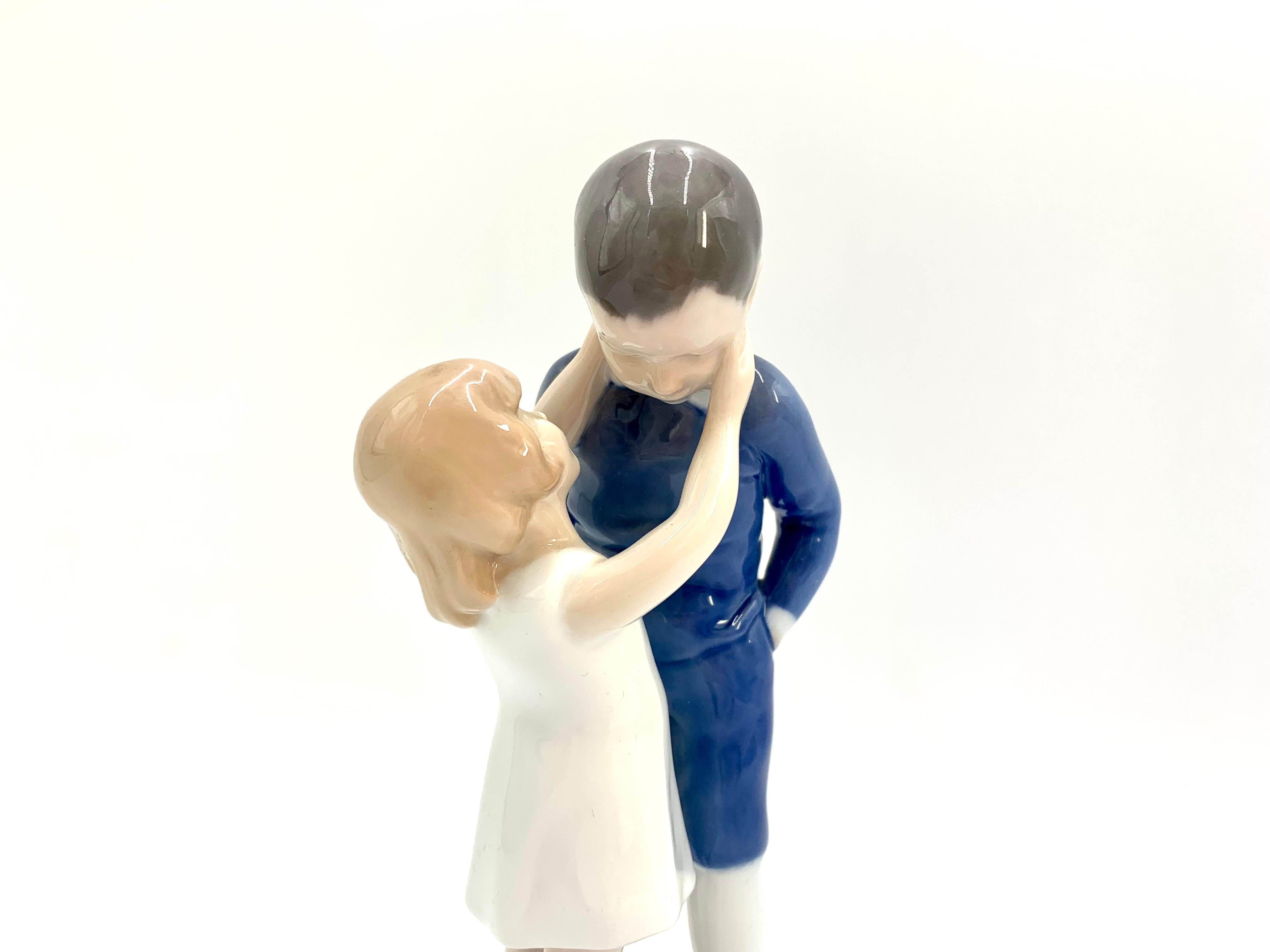 Figurine en porcelaine d'une fille avec un garçon

Fabriqué au Danemark par Bing & Grondahl

Produit en 1960-70

Numéro de modèle : 1781

Très bon état, aucun dommage

Mesures : Hauteur 21cm, diamètre 8.5cm.