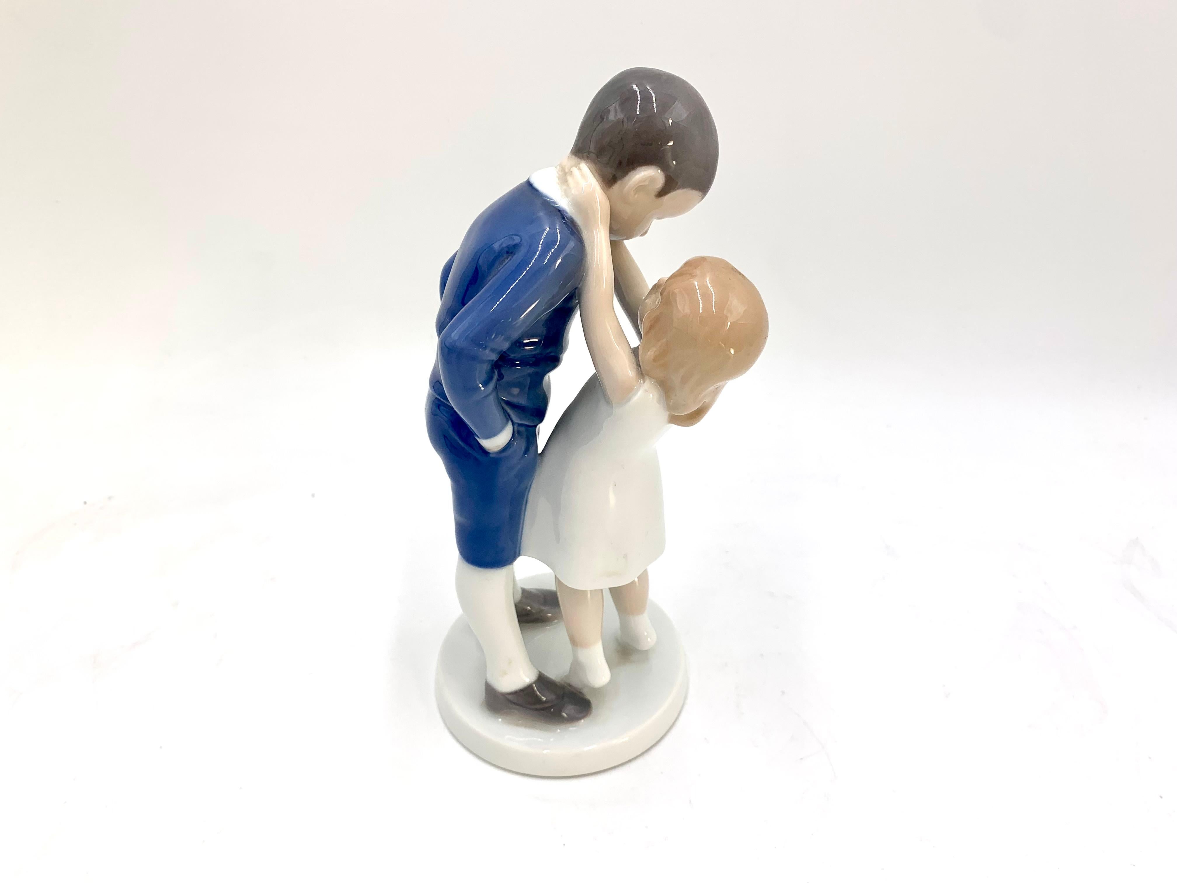 Porcelaine Figurine en porcelaine d'une fille avec un garçon, Bing & Grondahl, Danemark, années 1960 / 1970 en vente