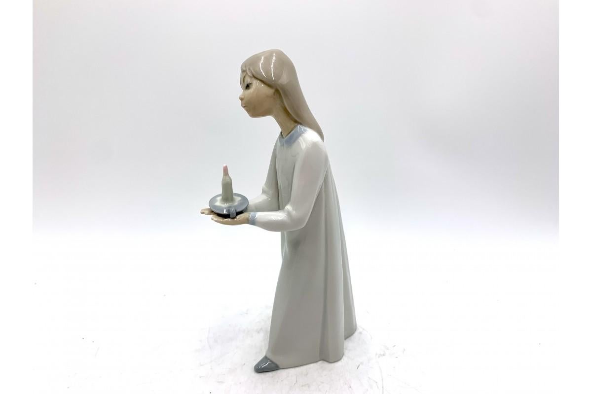 Porcelain figurine of a girl with a candle.

Manufactured by Nao Lladro in Spain in the 1970s.

Very good condition, no damage.

Measures: height 20cm, width 8cm, depth 4cm.