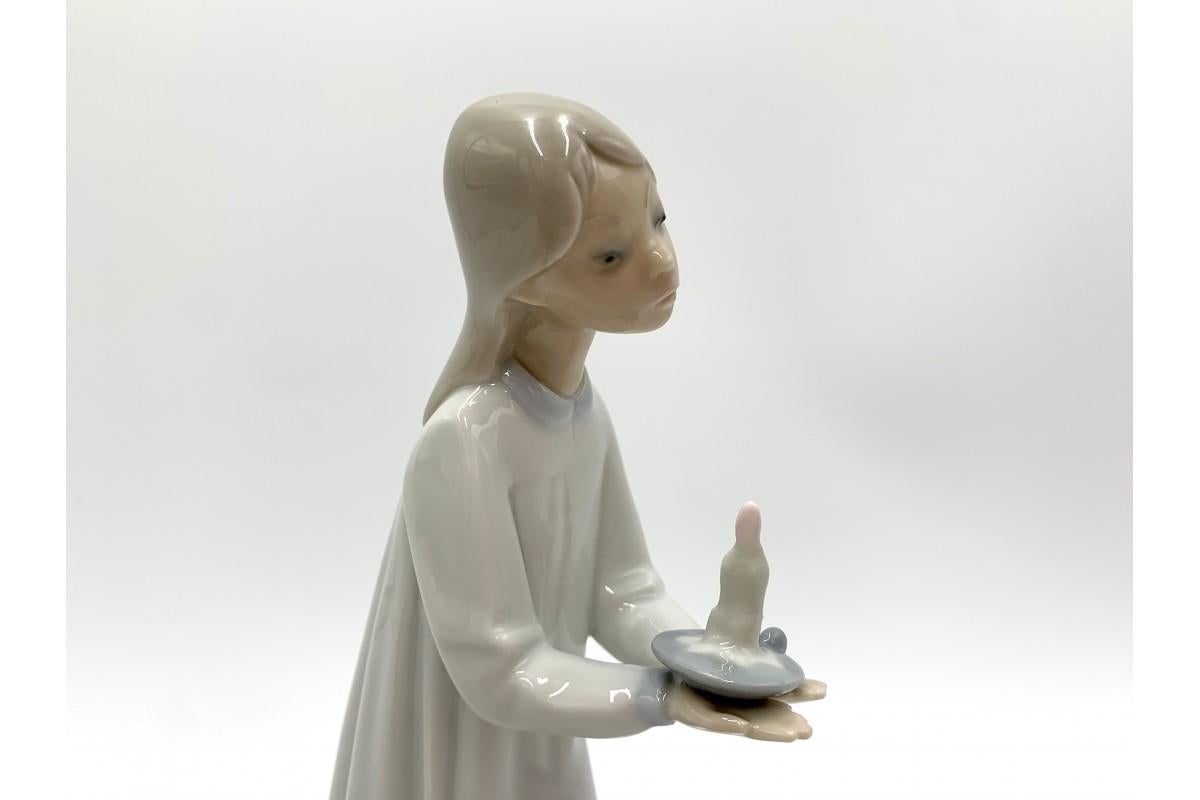 Porcelain Figurine of a Girl with a Candle, Lladro, Spain, 1970s In Good Condition In Chorzów, PL
